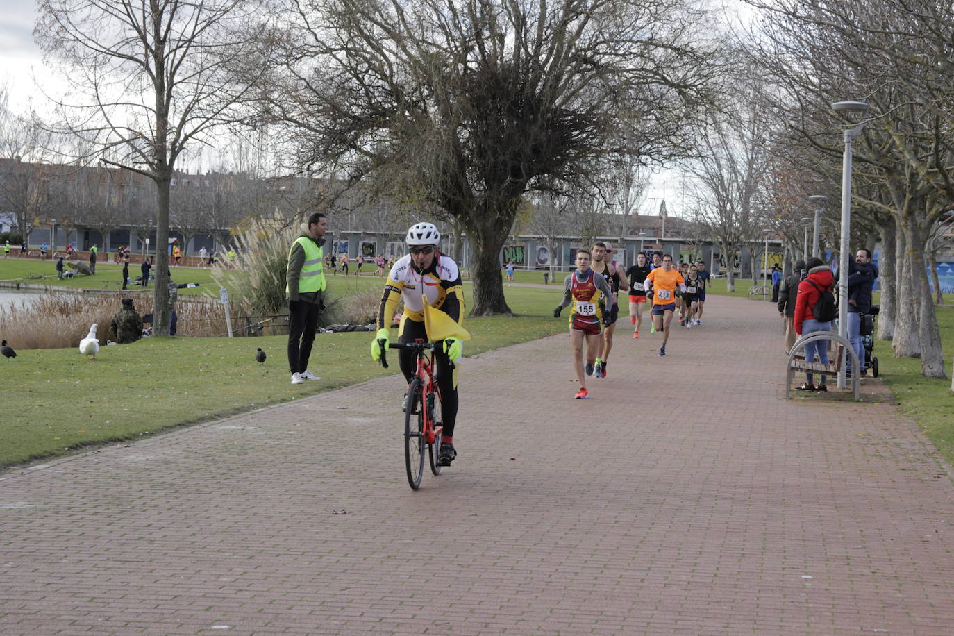 Corredores de toda la región han participado este domingo en la XXXVIII Carrera Pedestre Popular del Pavo de Laguna de Duero. El recorrido, de siete kilómetros, arrancó a las 10:30 horas desde las inmediaciones del polideportivo y discurrió por la avenida La Laguna, las calles Cea y Pisuerga y las Avenidas Juan de Austria y Las Salinas. 