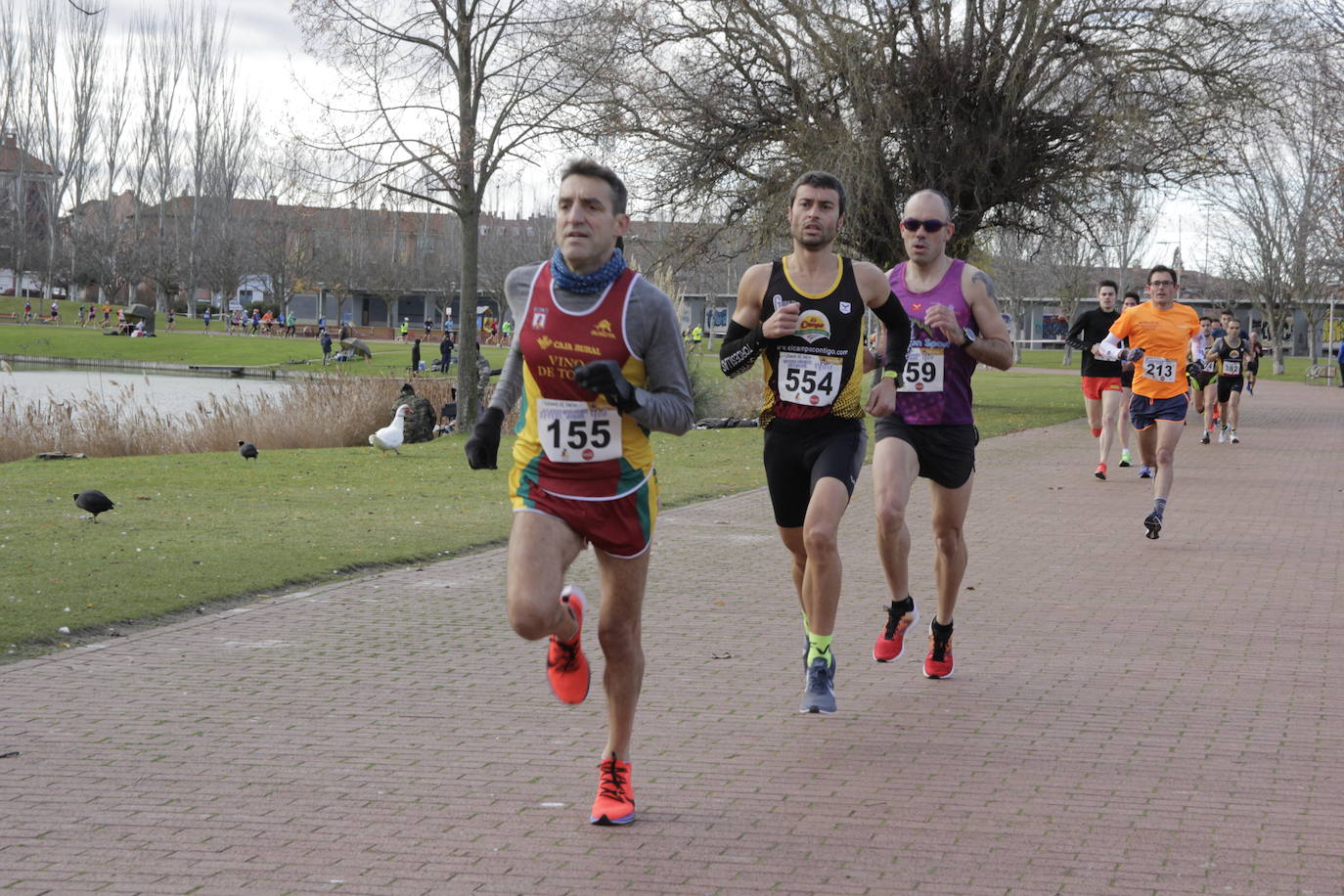 Corredores de toda la región han participado este domingo en la XXXVIII Carrera Pedestre Popular del Pavo de Laguna de Duero. El recorrido, de siete kilómetros, arrancó a las 10:30 horas desde las inmediaciones del polideportivo y discurrió por la avenida La Laguna, las calles Cea y Pisuerga y las Avenidas Juan de Austria y Las Salinas. 