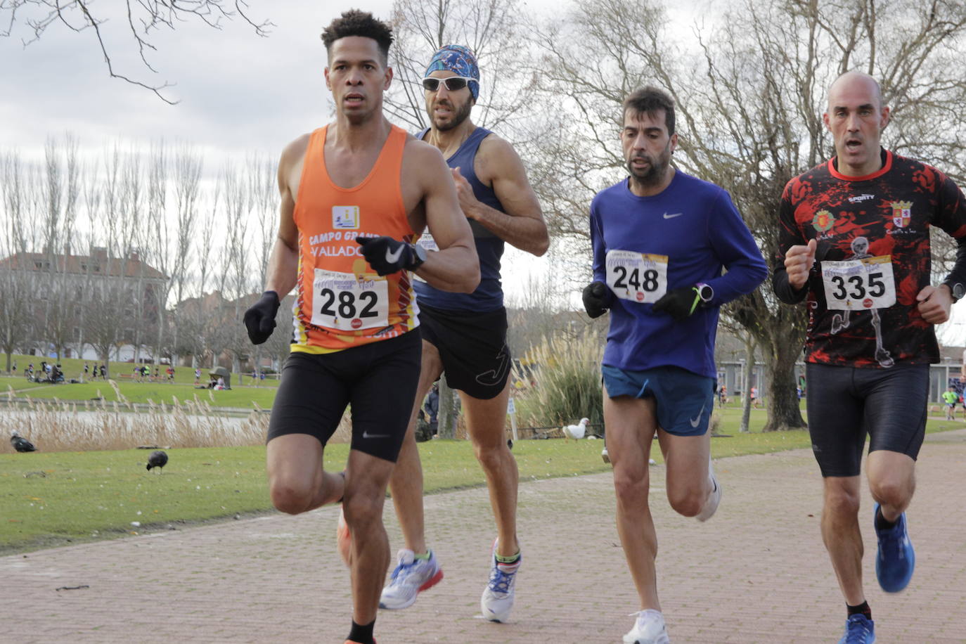 Corredores de toda la región han participado este domingo en la XXXVIII Carrera Pedestre Popular del Pavo de Laguna de Duero. El recorrido, de siete kilómetros, arrancó a las 10:30 horas desde las inmediaciones del polideportivo y discurrió por la avenida La Laguna, las calles Cea y Pisuerga y las Avenidas Juan de Austria y Las Salinas. 