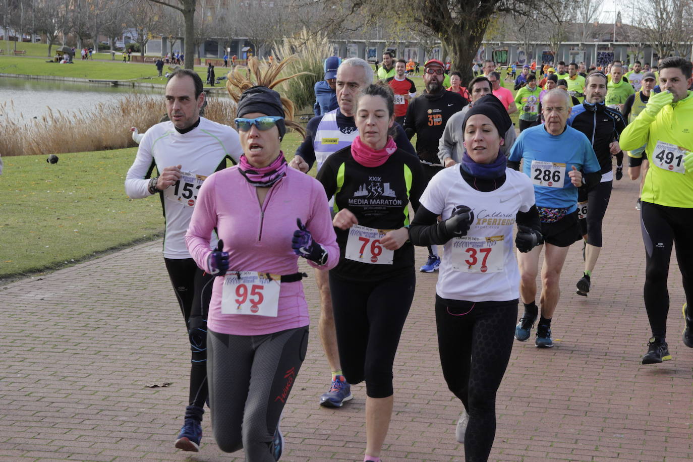 Corredores de toda la región han participado este domingo en la XXXVIII Carrera Pedestre Popular del Pavo de Laguna de Duero. El recorrido, de siete kilómetros, arrancó a las 10:30 horas desde las inmediaciones del polideportivo y discurrió por la avenida La Laguna, las calles Cea y Pisuerga y las Avenidas Juan de Austria y Las Salinas. 