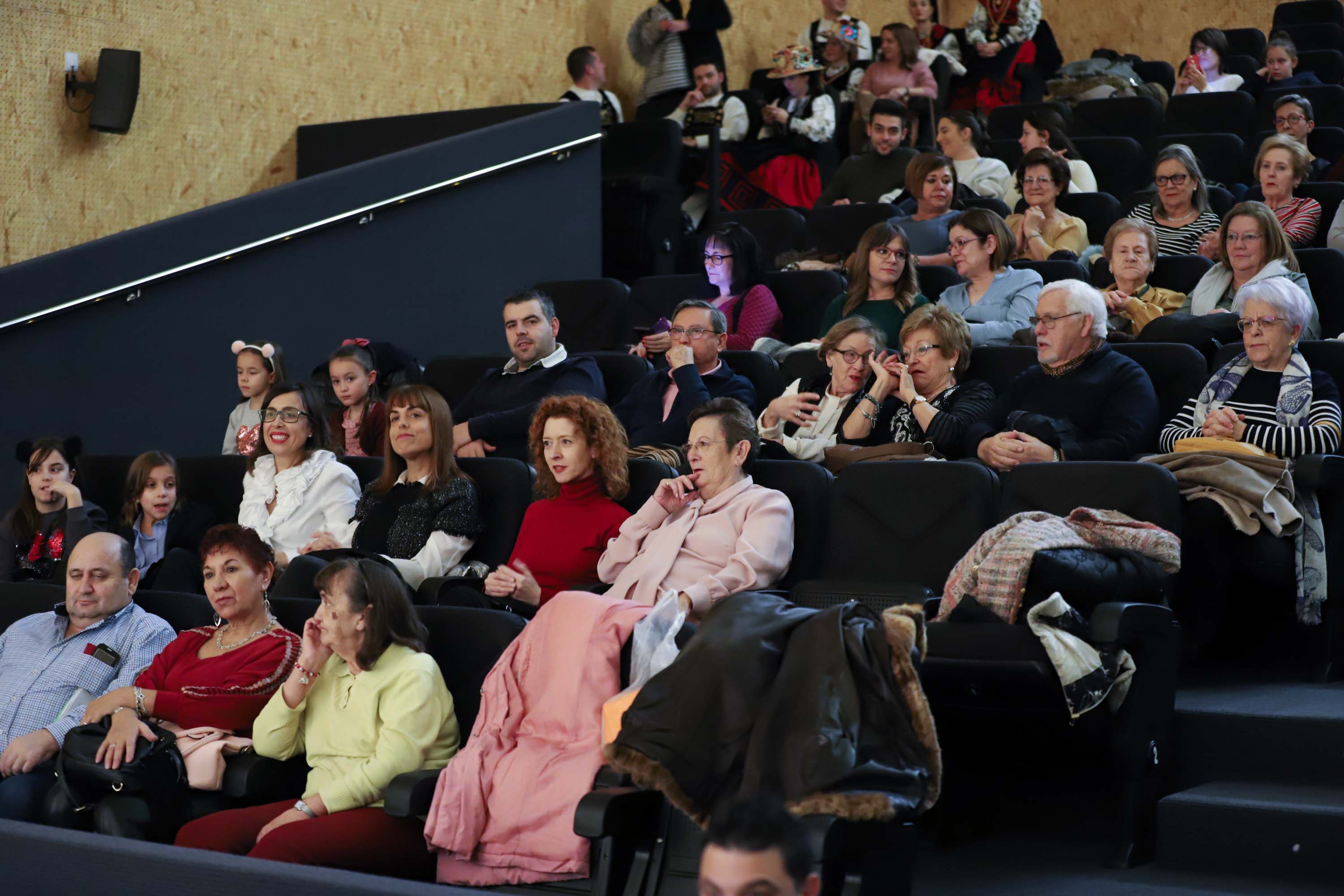 El centro municipal integrado Julián Sánchez El Charro acogió ayer un festival solidario, cuyo propósito fue la recaudación de donativos a favor de la Asociación de Familiares de Enfermos de Alzheimer. El festival incluyó las actuaciones de Aurora de Luna-Copla, Folclore Charro, la Escuela de Baile Anael y la Tuna de Medicina. 