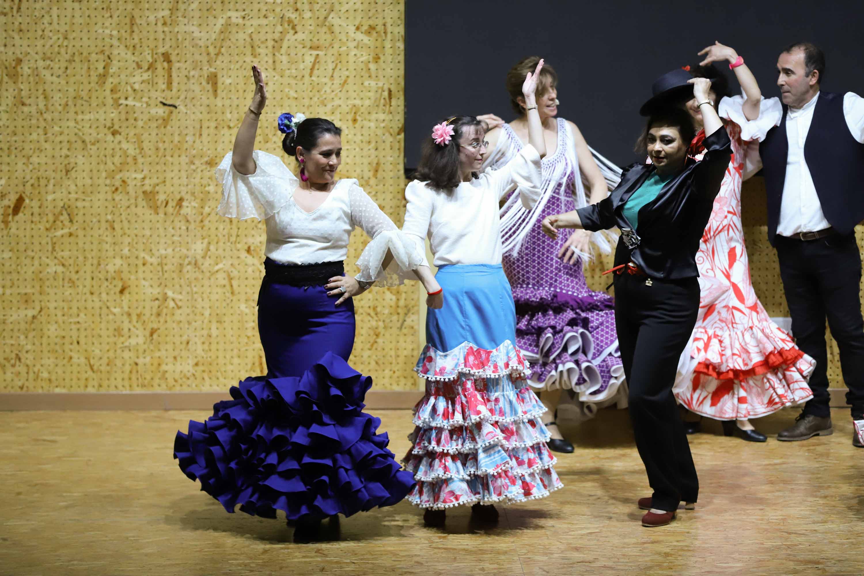 El centro municipal integrado Julián Sánchez El Charro acogió ayer un festival solidario, cuyo propósito fue la recaudación de donativos a favor de la Asociación de Familiares de Enfermos de Alzheimer. El festival incluyó las actuaciones de Aurora de Luna-Copla, Folclore Charro, la Escuela de Baile Anael y la Tuna de Medicina. 