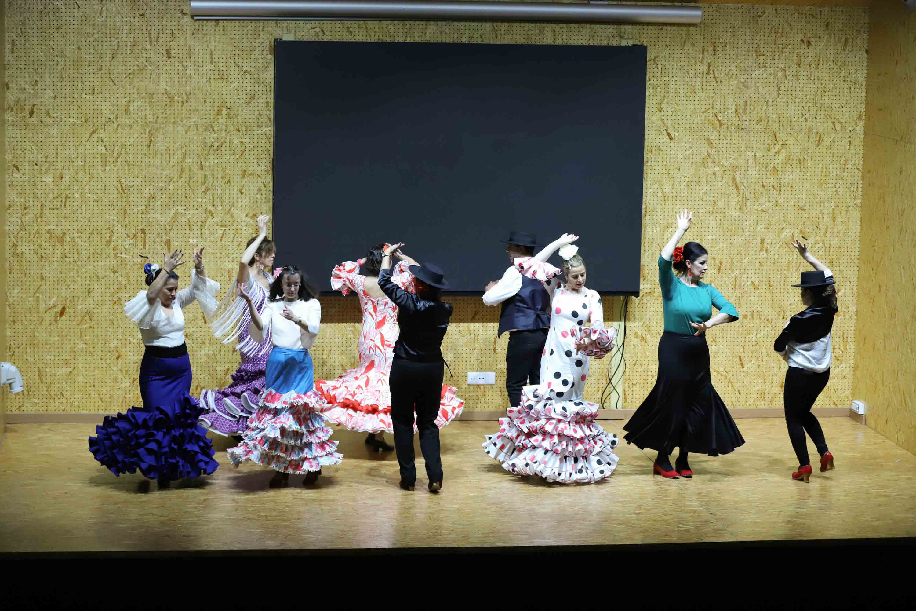 El centro municipal integrado Julián Sánchez El Charro acogió ayer un festival solidario, cuyo propósito fue la recaudación de donativos a favor de la Asociación de Familiares de Enfermos de Alzheimer. El festival incluyó las actuaciones de Aurora de Luna-Copla, Folclore Charro, la Escuela de Baile Anael y la Tuna de Medicina. 