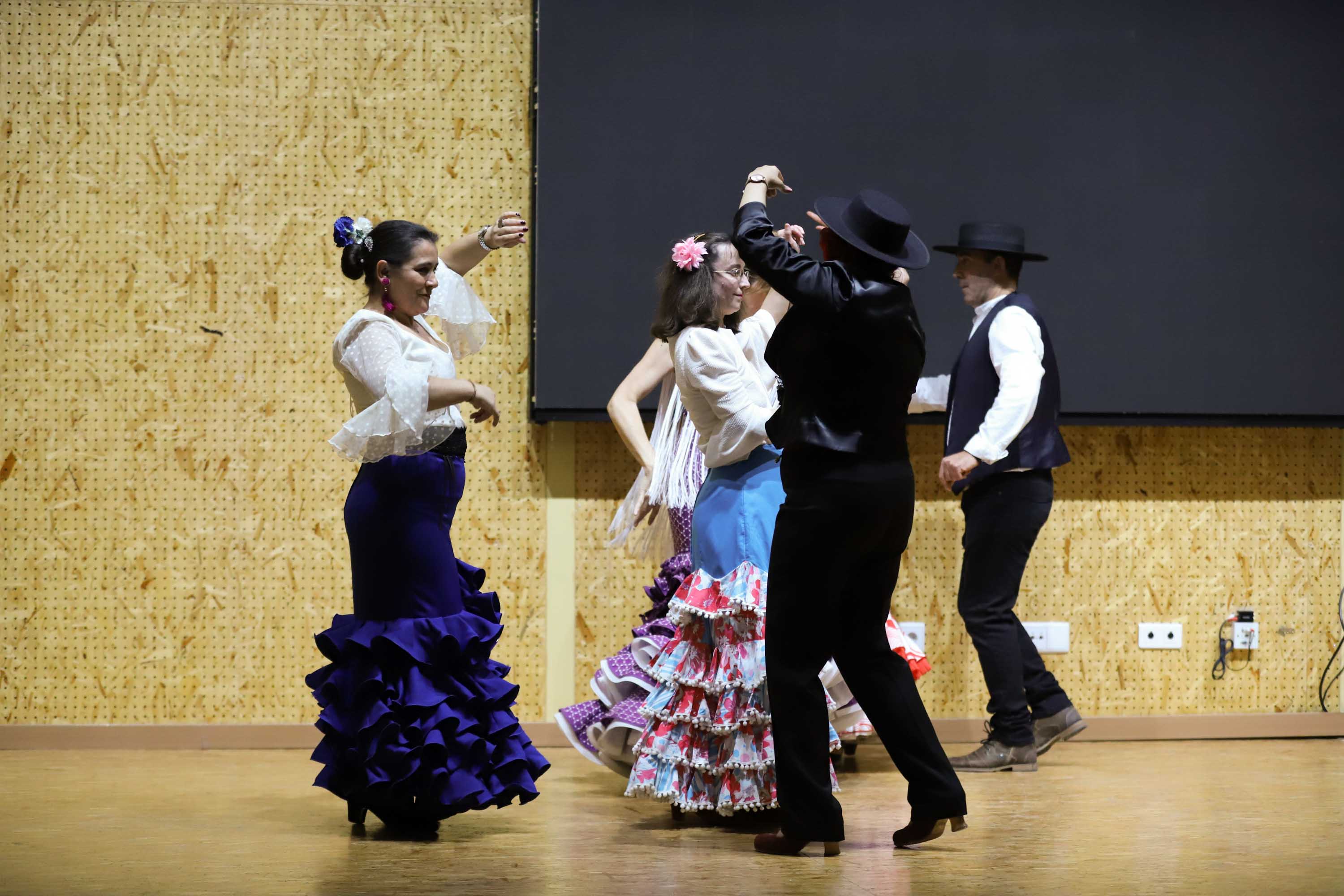 El centro municipal integrado Julián Sánchez El Charro acogió ayer un festival solidario, cuyo propósito fue la recaudación de donativos a favor de la Asociación de Familiares de Enfermos de Alzheimer. El festival incluyó las actuaciones de Aurora de Luna-Copla, Folclore Charro, la Escuela de Baile Anael y la Tuna de Medicina. 