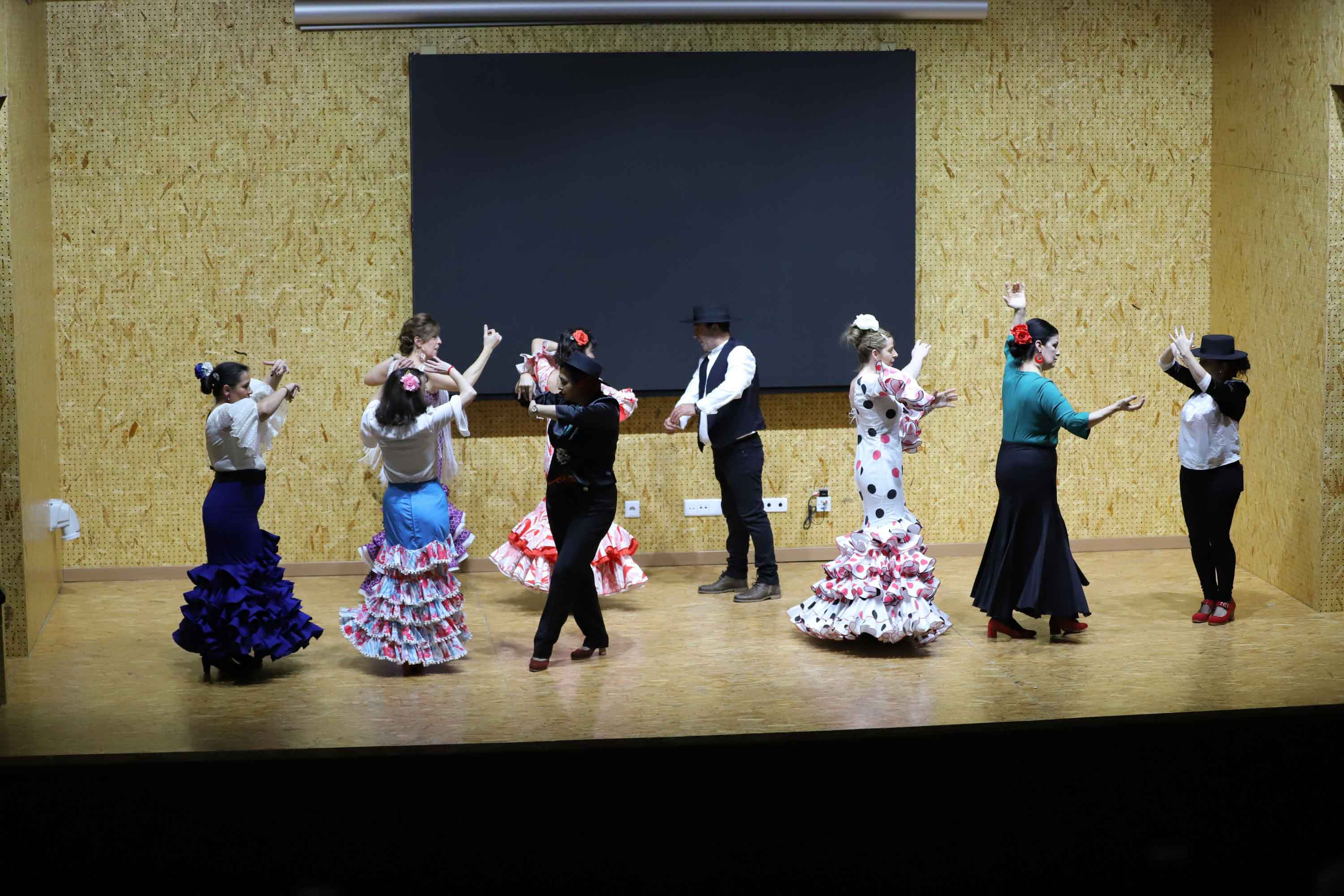 El centro municipal integrado Julián Sánchez El Charro acogió ayer un festival solidario, cuyo propósito fue la recaudación de donativos a favor de la Asociación de Familiares de Enfermos de Alzheimer. El festival incluyó las actuaciones de Aurora de Luna-Copla, Folclore Charro, la Escuela de Baile Anael y la Tuna de Medicina. 