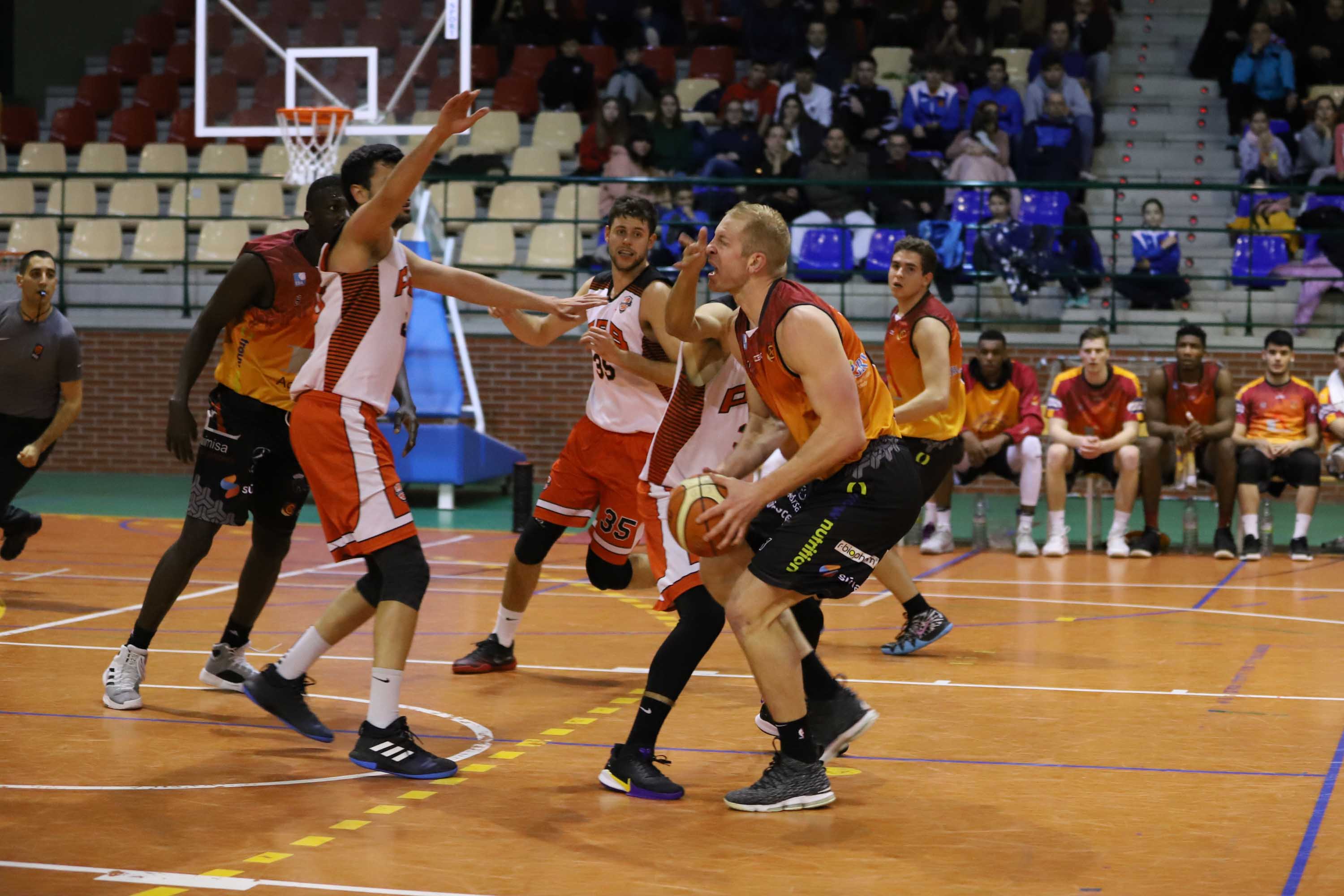 El equipo salmantino es líder invicto tras lograr su décima victoria. 