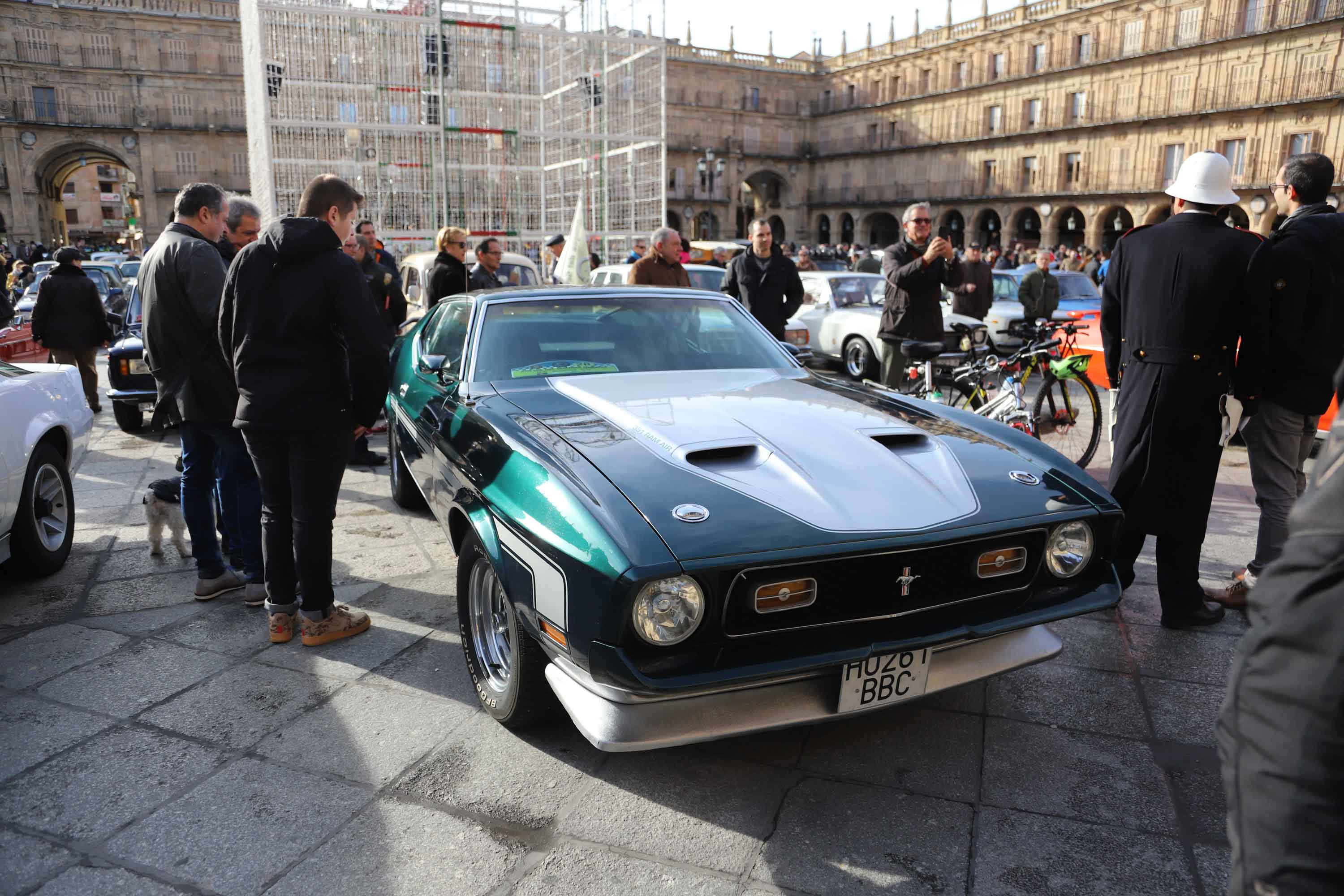 Fotos: El Día del Guardia Urbano congrega a 170 vehículos antiguos