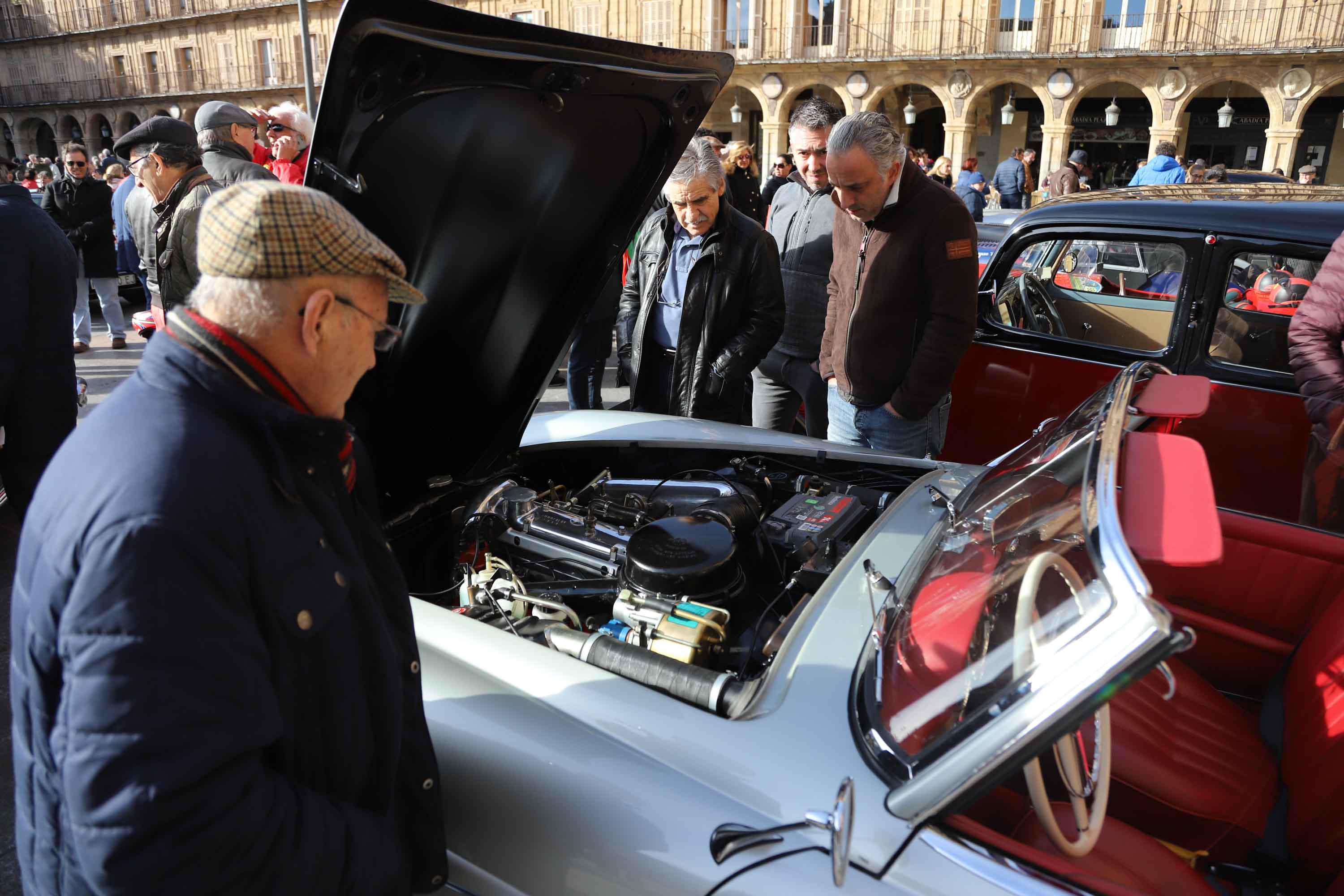 Fotos: El Día del Guardia Urbano congrega a 170 vehículos antiguos