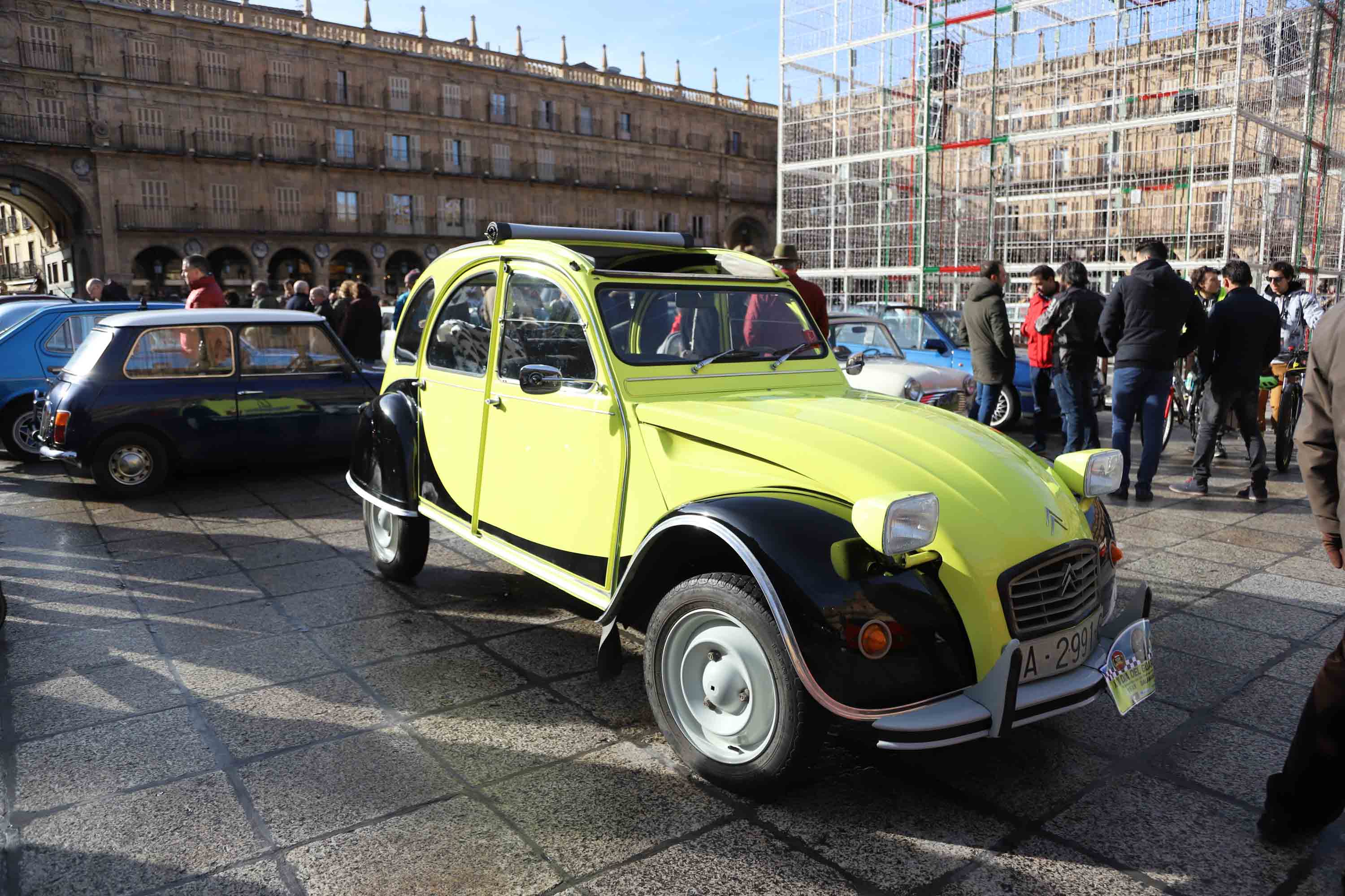 Fotos: El Día del Guardia Urbano congrega a 170 vehículos antiguos