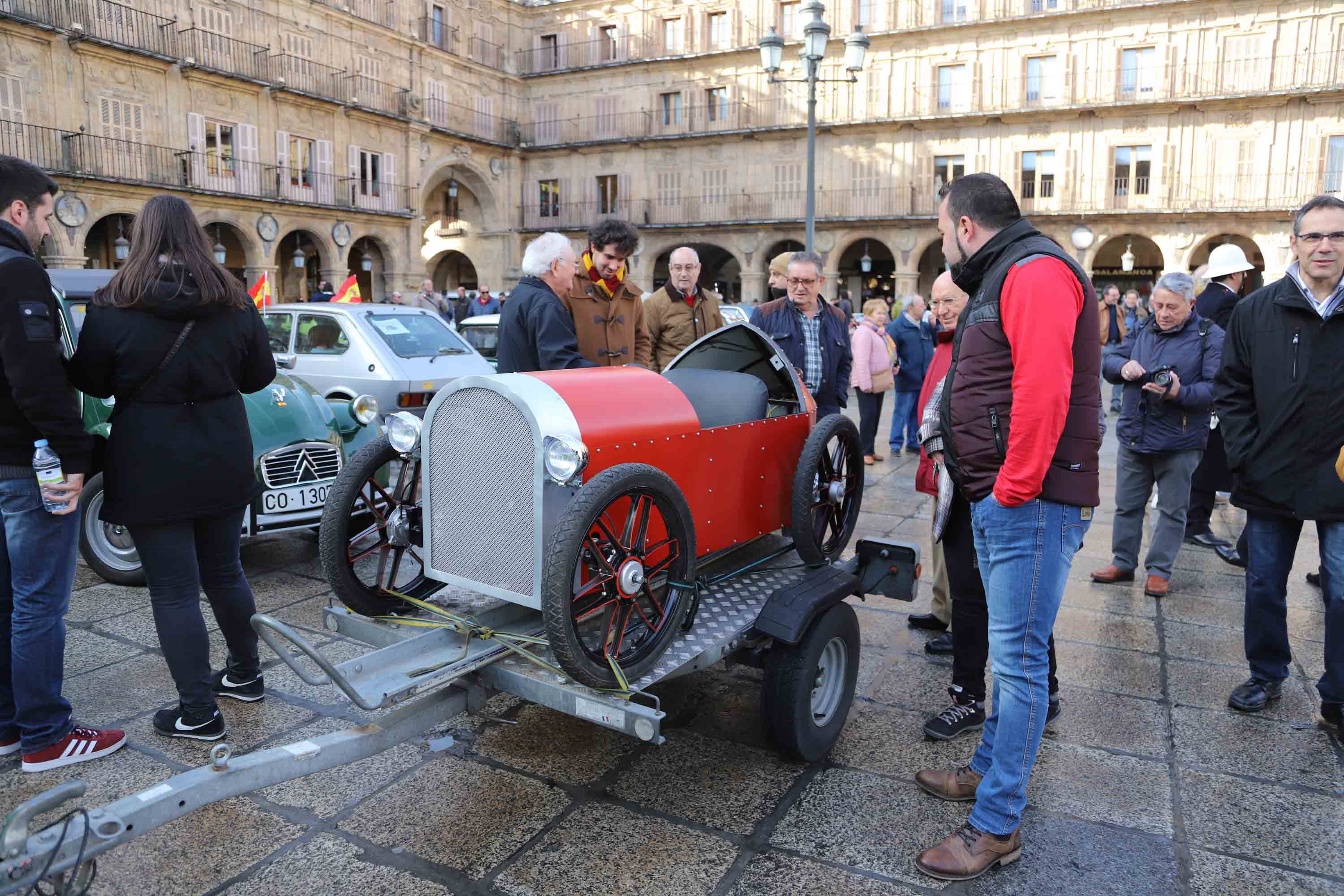 Fotos: El Día del Guardia Urbano congrega a 170 vehículos antiguos
