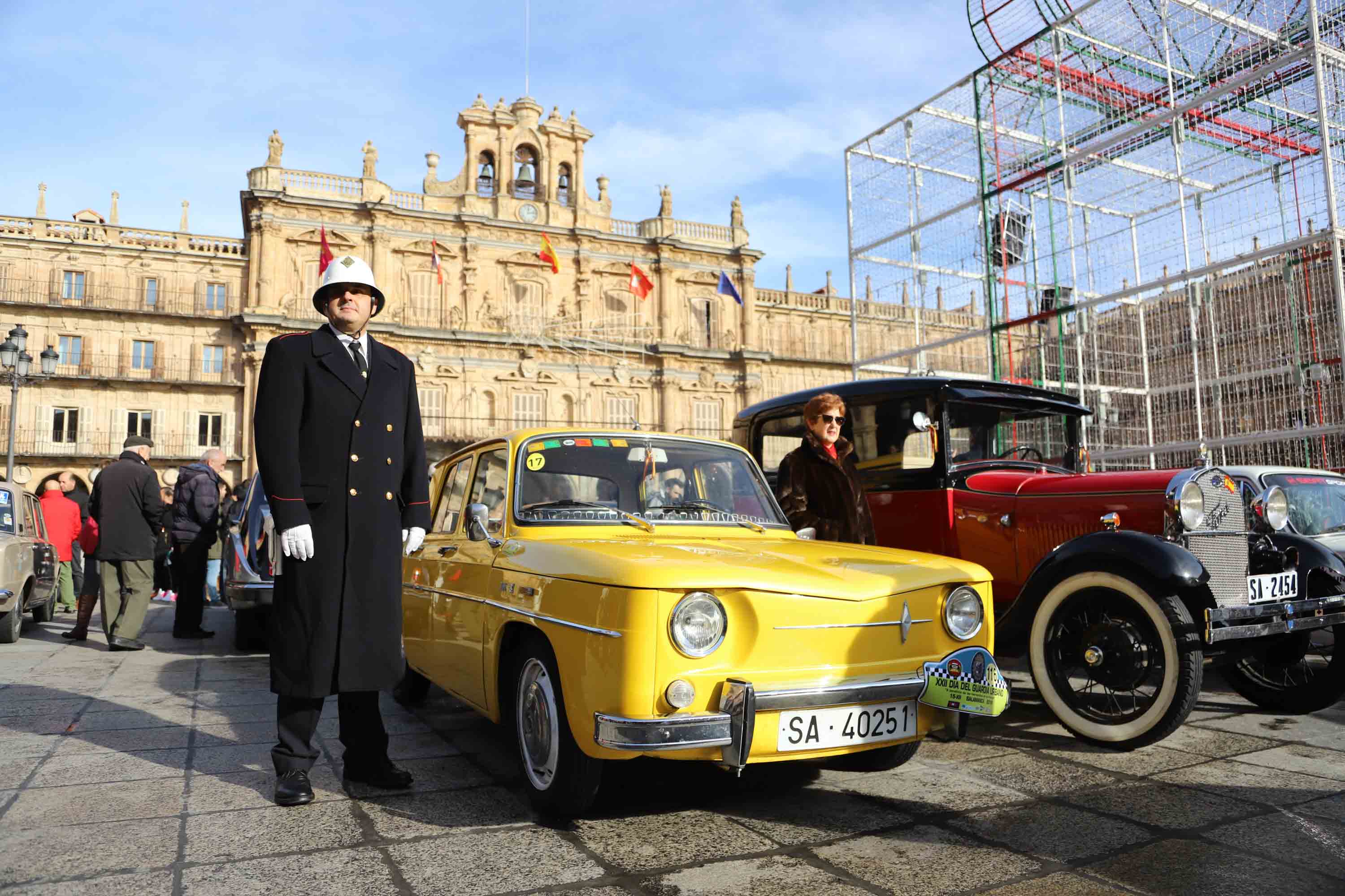 Fotos: El Día del Guardia Urbano congrega a 170 vehículos antiguos