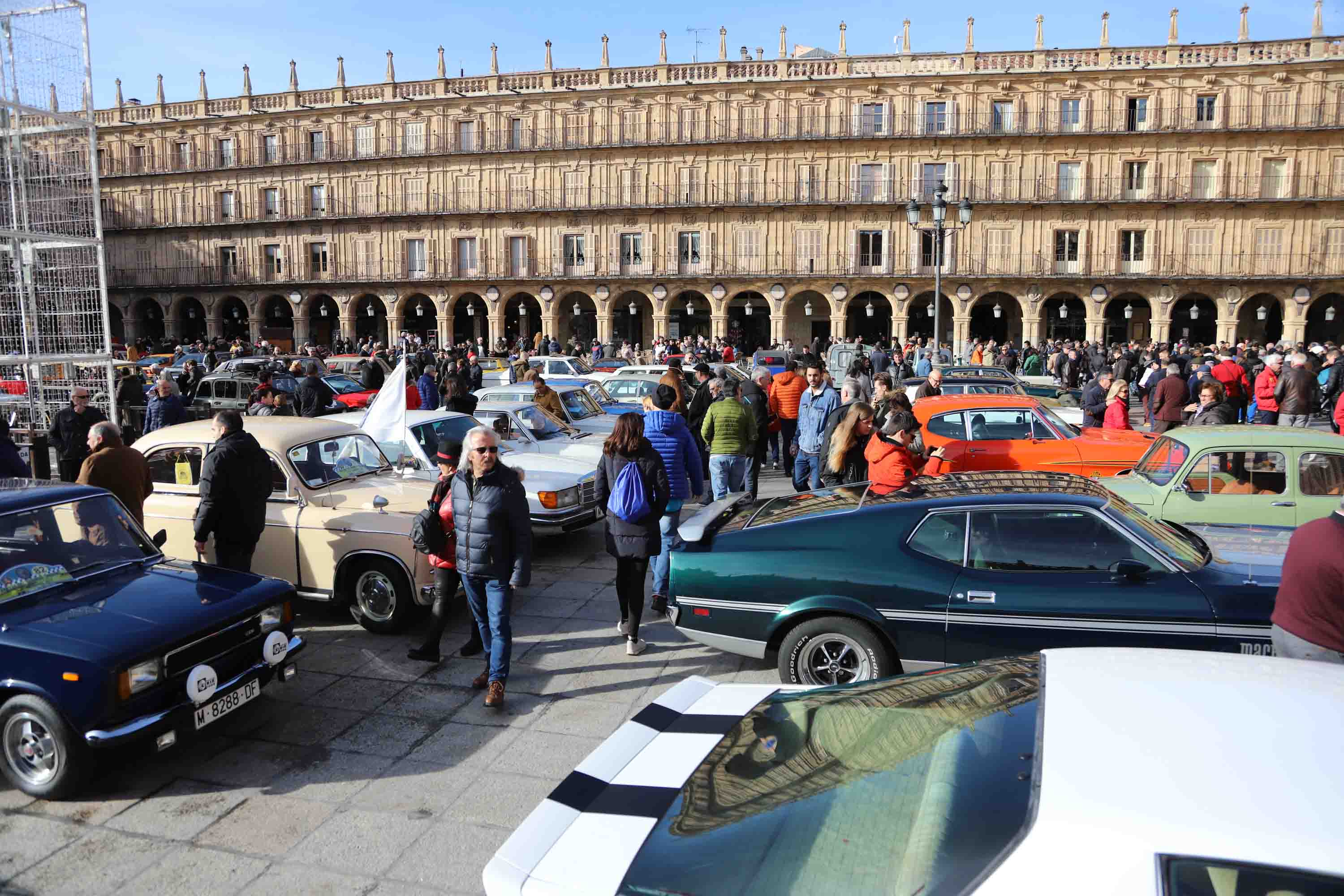 Fotos: El Día del Guardia Urbano congrega a 170 vehículos antiguos