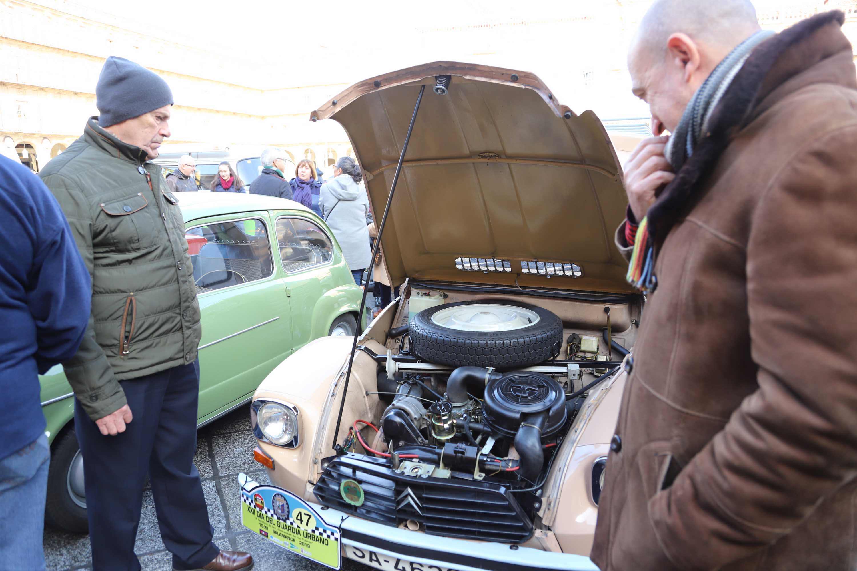 Fotos: El Día del Guardia Urbano congrega a 170 vehículos antiguos