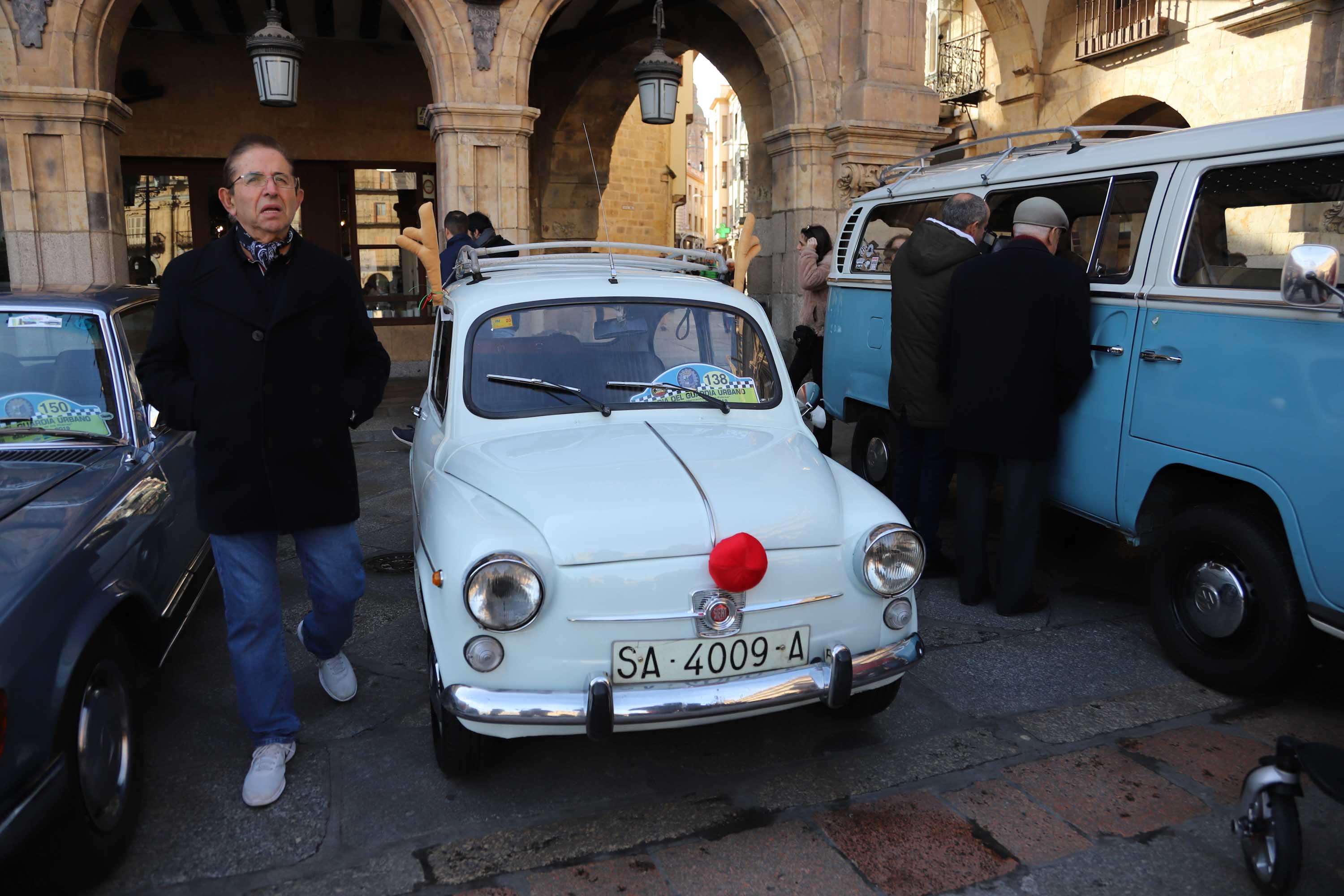 Fotos: El Día del Guardia Urbano congrega a 170 vehículos antiguos