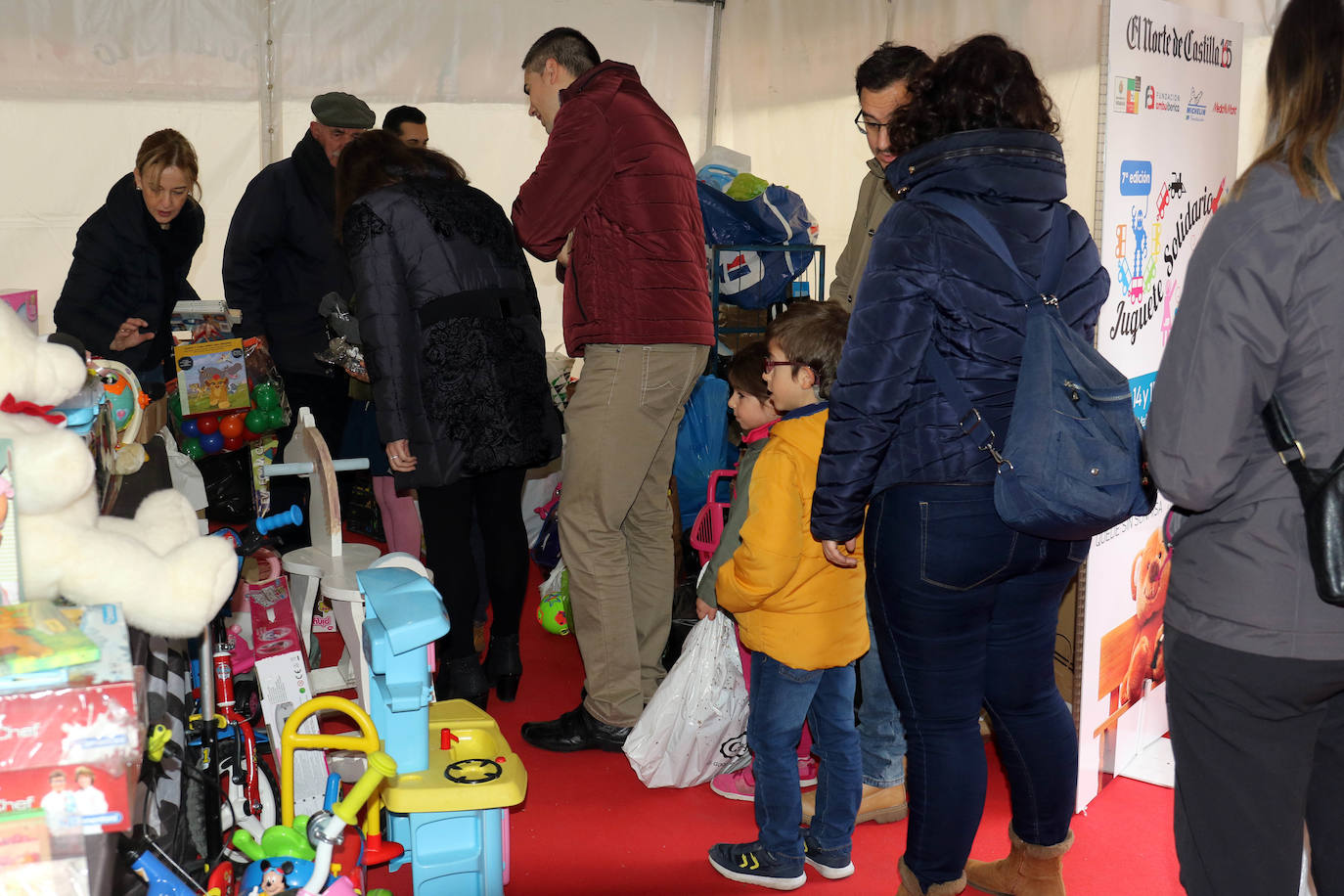 Esta iniciativa, organizada por El Norte de Castilla, con la ayuda del Ayuntamiento de Valladolid, la Fundación Ambuibérica, la Fundación Michelin y MediaMarkt como patrocinadores, donará los juguetes, libros y cuentos recogidos, que pueden ser nuevos o usados a los niños de Valladolid de la mano de la asociación 'Por un Futuro Castilla y León' y en el Sáhara, con la colaboración de la Media Luna Roja Saharaui.