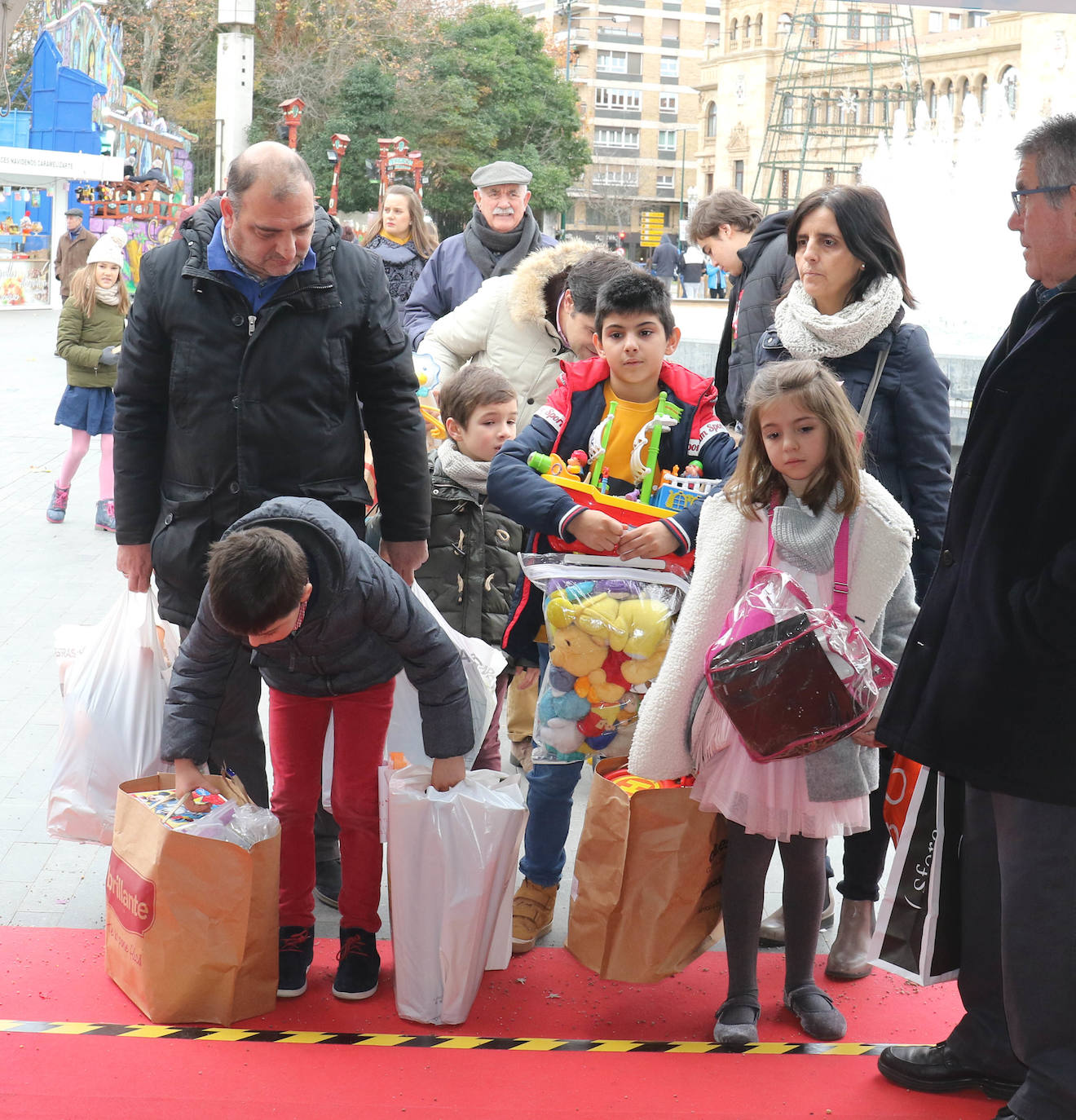 Esta iniciativa, organizada por El Norte de Castilla, con la ayuda del Ayuntamiento de Valladolid, la Fundación Ambuibérica, la Fundación Michelin y MediaMarkt como patrocinadores, donará los juguetes, libros y cuentos recogidos, que pueden ser nuevos o usados a los niños de Valladolid de la mano de la asociación 'Por un Futuro Castilla y León' y en el Sáhara, con la colaboración de la Media Luna Roja Saharaui.