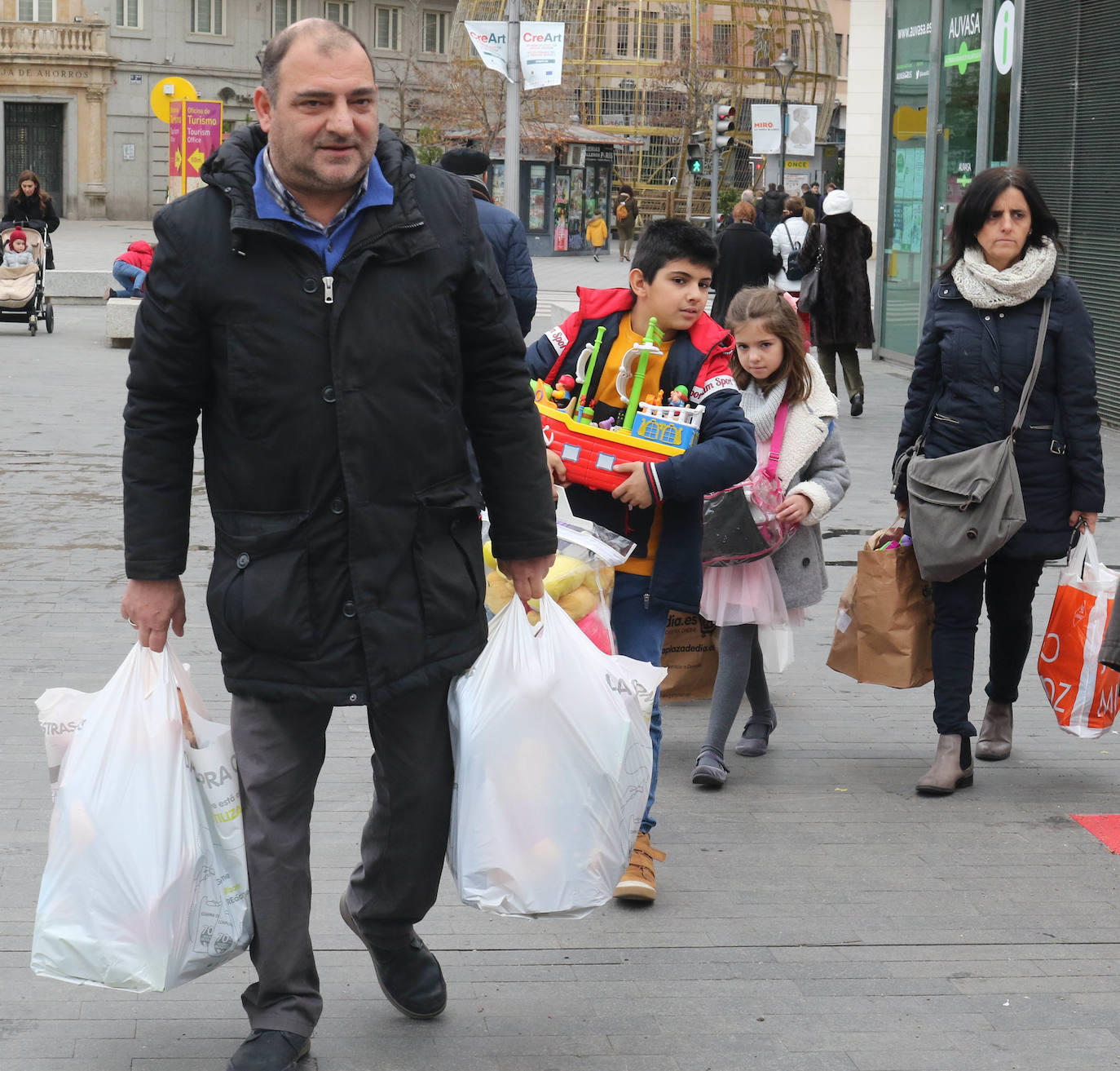 Esta iniciativa, organizada por El Norte de Castilla, con la ayuda del Ayuntamiento de Valladolid, la Fundación Ambuibérica, la Fundación Michelin y MediaMarkt como patrocinadores, donará los juguetes, libros y cuentos recogidos, que pueden ser nuevos o usados a los niños de Valladolid de la mano de la asociación 'Por un Futuro Castilla y León' y en el Sáhara, con la colaboración de la Media Luna Roja Saharaui.