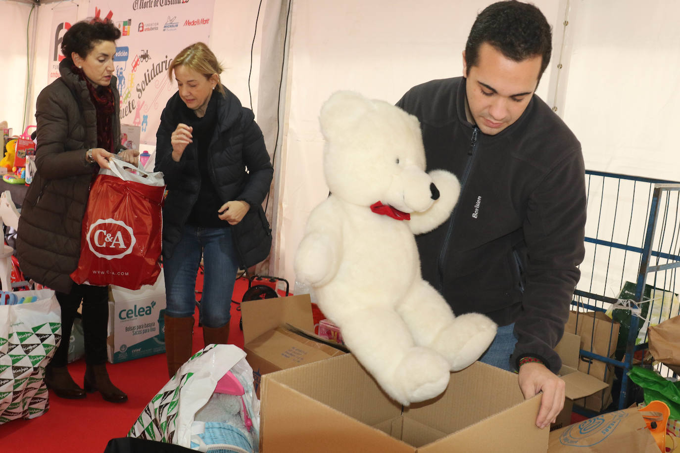 Esta iniciativa, organizada por El Norte de Castilla, con la ayuda del Ayuntamiento de Valladolid, la Fundación Ambuibérica, la Fundación Michelin y MediaMarkt como patrocinadores, donará los juguetes, libros y cuentos recogidos, que pueden ser nuevos o usados a los niños de Valladolid de la mano de la asociación 'Por un Futuro Castilla y León' y en el Sáhara, con la colaboración de la Media Luna Roja Saharaui.