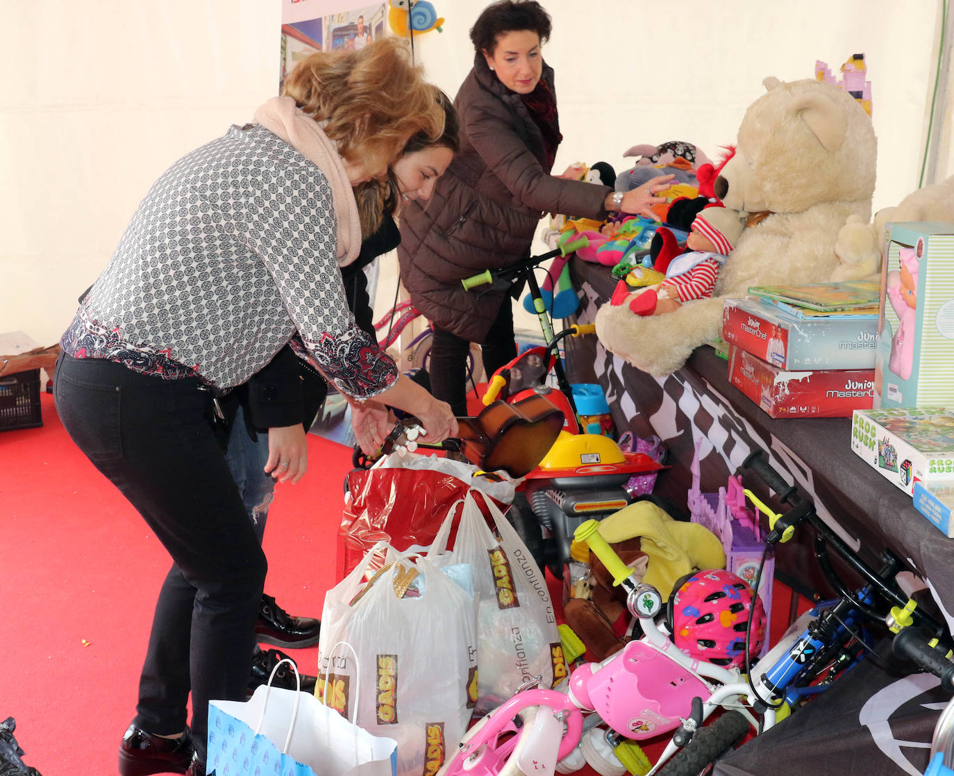 Esta iniciativa, organizada por El Norte de Castilla, con la ayuda del Ayuntamiento de Valladolid, la Fundación Ambuibérica, la Fundación Michelin y MediaMarkt como patrocinadores, donará los juguetes, libros y cuentos recogidos, que pueden ser nuevos o usados a los niños de Valladolid de la mano de la asociación 'Por un Futuro Castilla y León' y en el Sáhara, con la colaboración de la Media Luna Roja Saharaui.