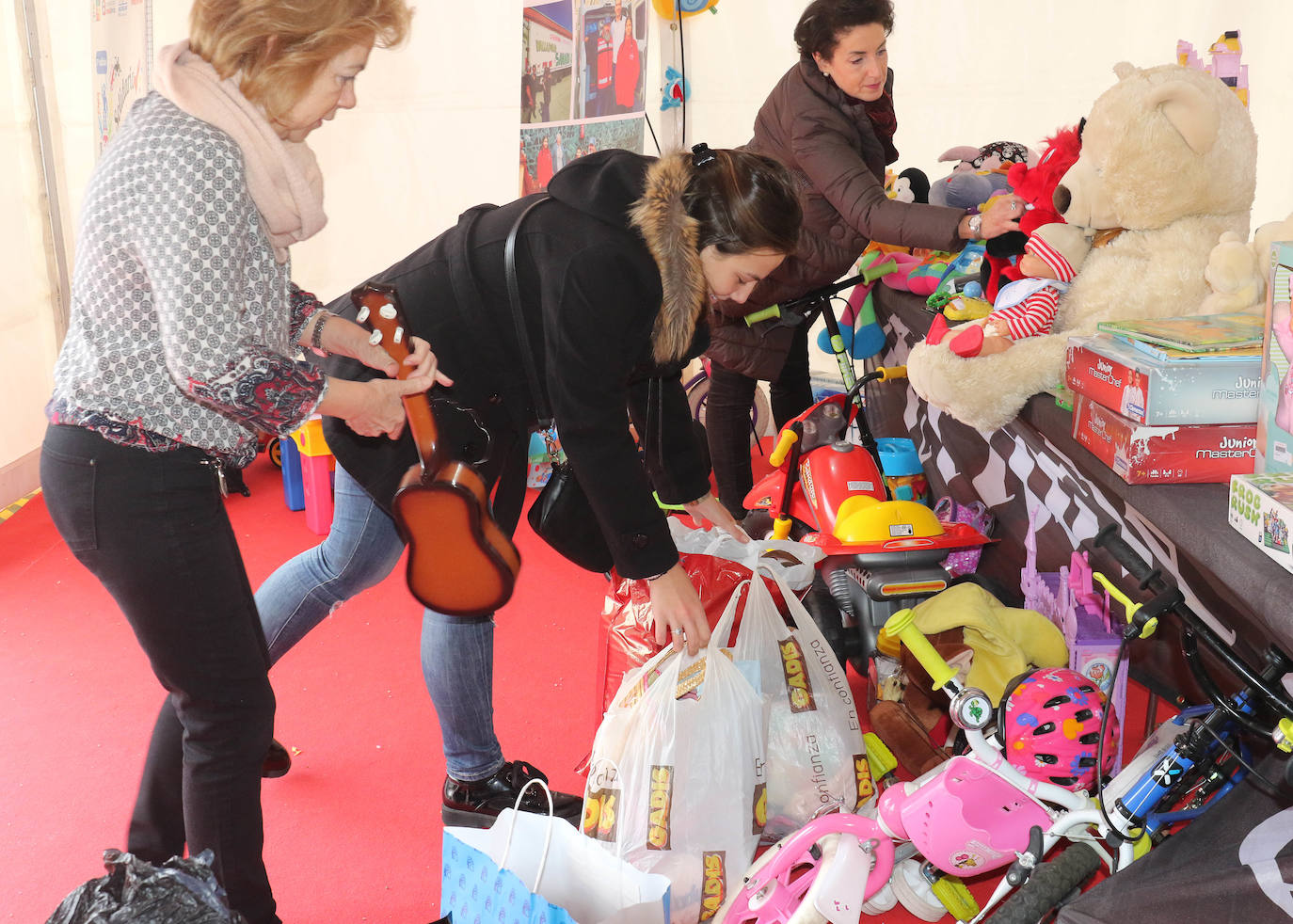 Esta iniciativa, organizada por El Norte de Castilla, con la ayuda del Ayuntamiento de Valladolid, la Fundación Ambuibérica, la Fundación Michelin y MediaMarkt como patrocinadores, donará los juguetes, libros y cuentos recogidos, que pueden ser nuevos o usados a los niños de Valladolid de la mano de la asociación 'Por un Futuro Castilla y León' y en el Sáhara, con la colaboración de la Media Luna Roja Saharaui.