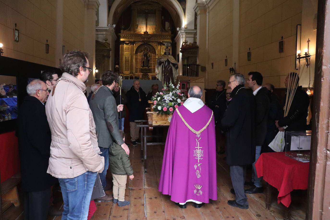 La cofradía de San Juan de la Cruz de Medina de Rioseco ha vuelto a celebrar este domingo la festividad de su santo titular, cuya imagen del siglo XVIII (custodiada en la iglesia del convento del Carmen) salió de nuevo a la calle después de que laprocesión fuera recuperada hace dos años.