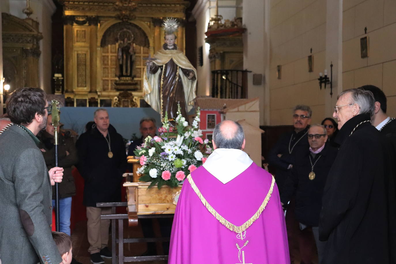 La cofradía de San Juan de la Cruz de Medina de Rioseco ha vuelto a celebrar este domingo la festividad de su santo titular, cuya imagen del siglo XVIII (custodiada en la iglesia del convento del Carmen) salió de nuevo a la calle después de que laprocesión fuera recuperada hace dos años.