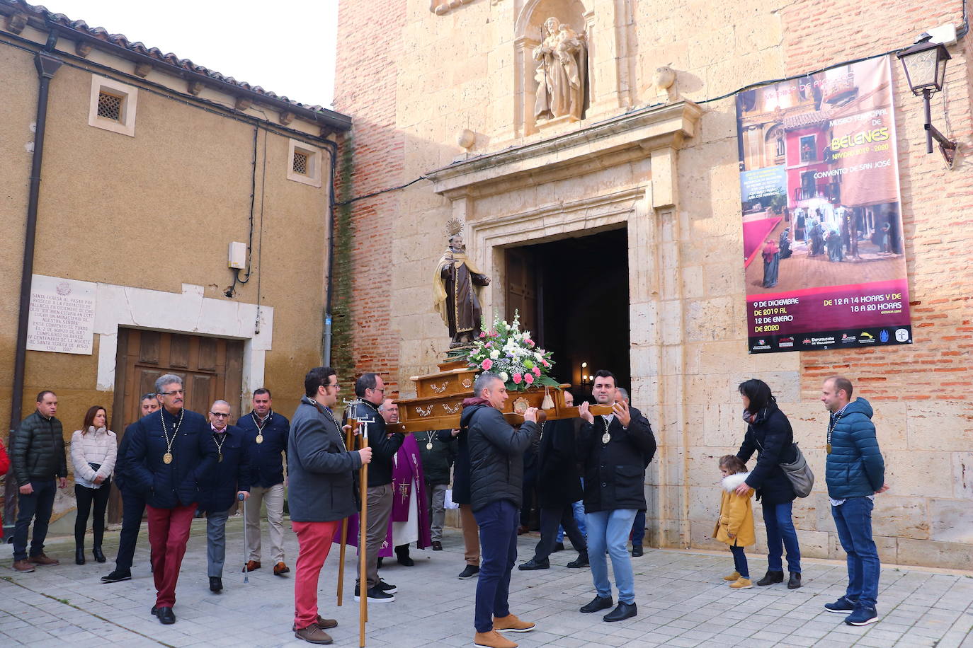 La cofradía de San Juan de la Cruz de Medina de Rioseco ha vuelto a celebrar este domingo la festividad de su santo titular, cuya imagen del siglo XVIII (custodiada en la iglesia del convento del Carmen) salió de nuevo a la calle después de que laprocesión fuera recuperada hace dos años.