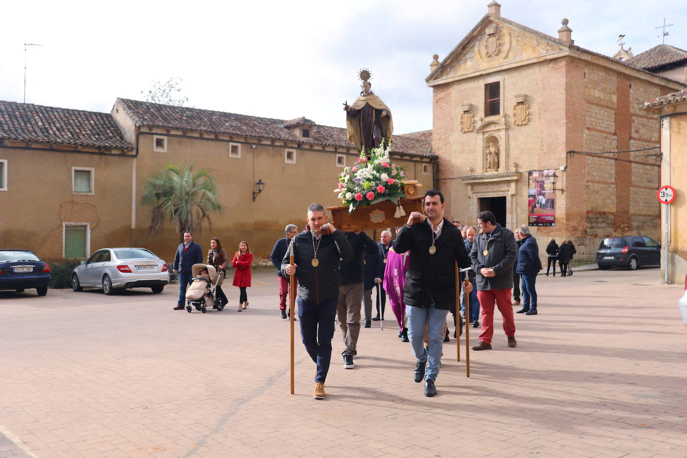 La cofradía de San Juan de la Cruz de Medina de Rioseco ha vuelto a celebrar este domingo la festividad de su santo titular, cuya imagen del siglo XVIII (custodiada en la iglesia del convento del Carmen) salió de nuevo a la calle después de que laprocesión fuera recuperada hace dos años.