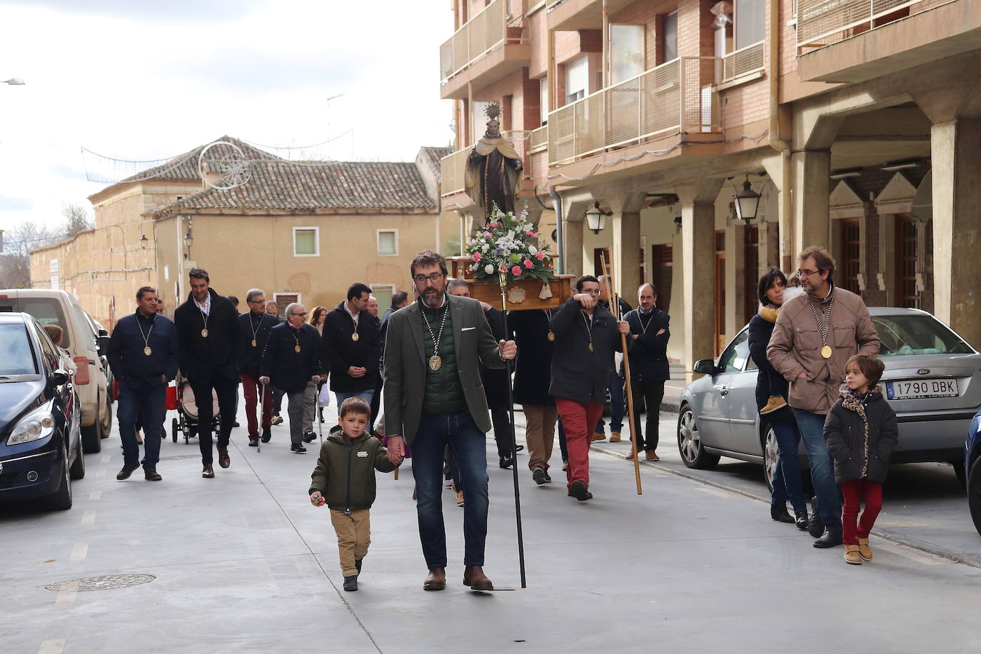 La cofradía de San Juan de la Cruz de Medina de Rioseco ha vuelto a celebrar este domingo la festividad de su santo titular, cuya imagen del siglo XVIII (custodiada en la iglesia del convento del Carmen) salió de nuevo a la calle después de que laprocesión fuera recuperada hace dos años.