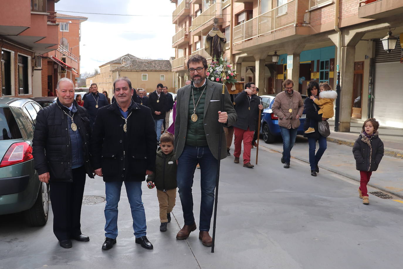 La cofradía de San Juan de la Cruz de Medina de Rioseco ha vuelto a celebrar este domingo la festividad de su santo titular, cuya imagen del siglo XVIII (custodiada en la iglesia del convento del Carmen) salió de nuevo a la calle después de que laprocesión fuera recuperada hace dos años.