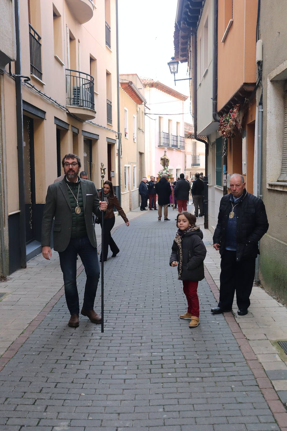 La cofradía de San Juan de la Cruz de Medina de Rioseco ha vuelto a celebrar este domingo la festividad de su santo titular, cuya imagen del siglo XVIII (custodiada en la iglesia del convento del Carmen) salió de nuevo a la calle después de que laprocesión fuera recuperada hace dos años.