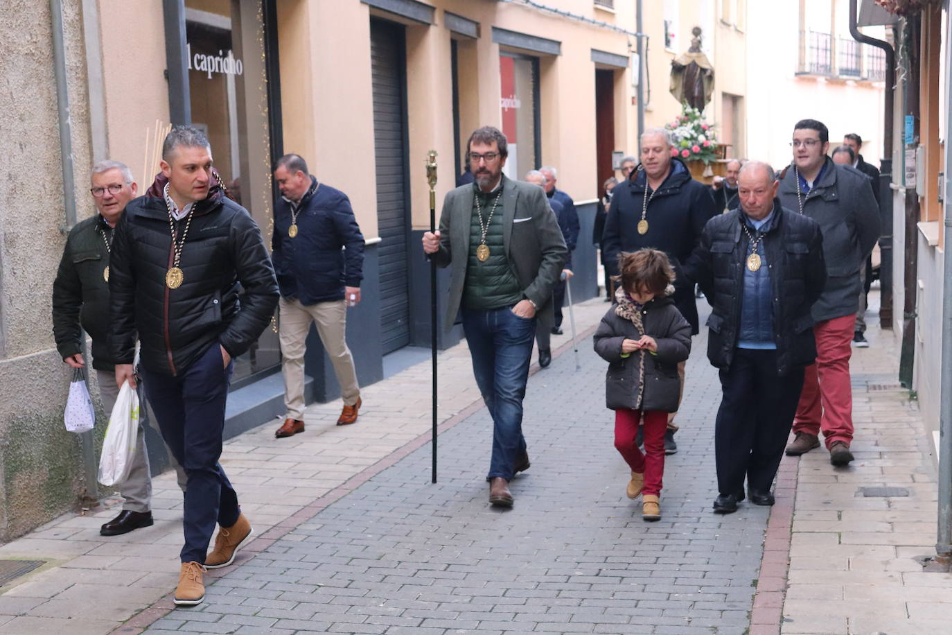 La cofradía de San Juan de la Cruz de Medina de Rioseco ha vuelto a celebrar este domingo la festividad de su santo titular, cuya imagen del siglo XVIII (custodiada en la iglesia del convento del Carmen) salió de nuevo a la calle después de que laprocesión fuera recuperada hace dos años.