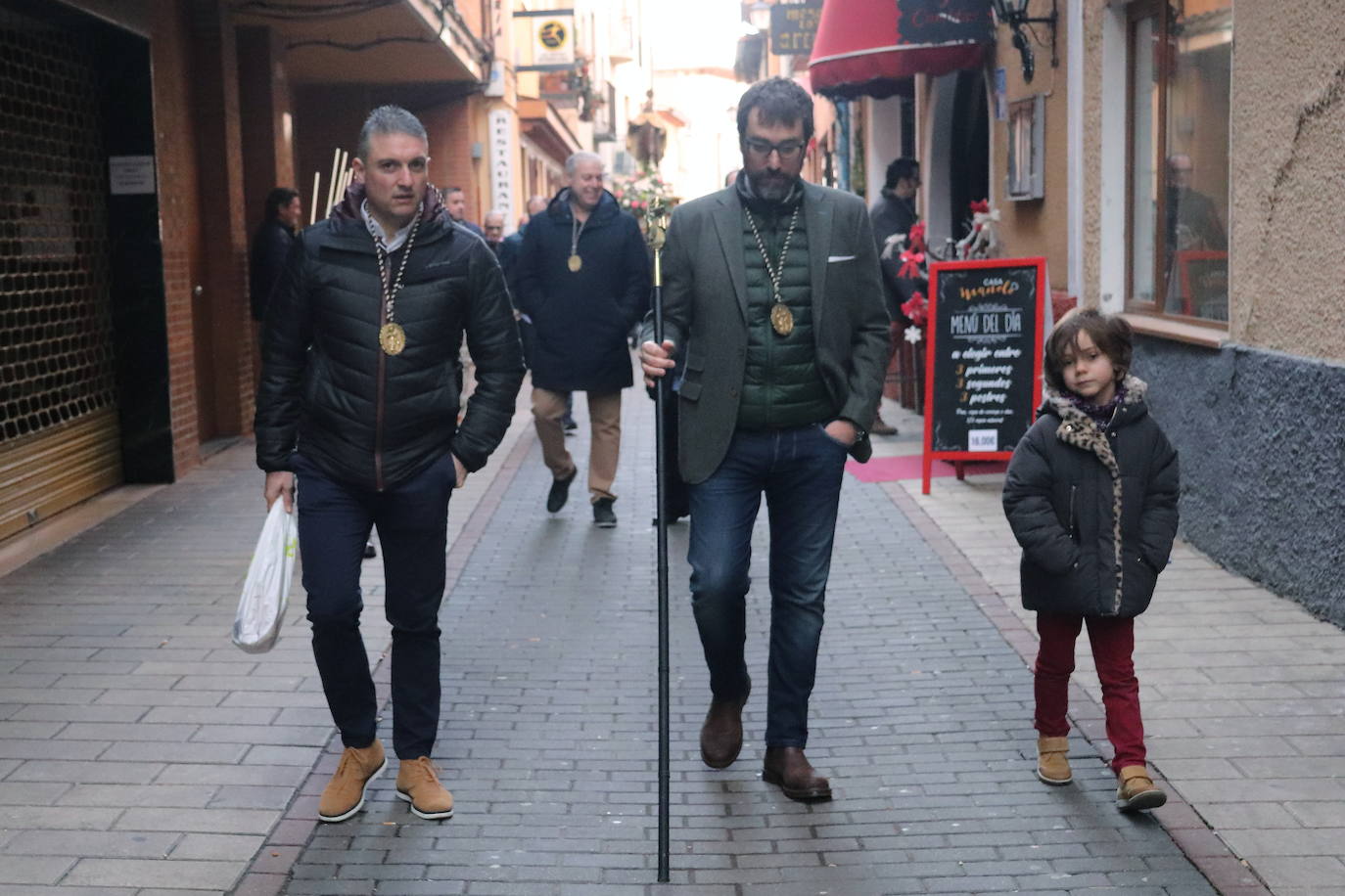 La cofradía de San Juan de la Cruz de Medina de Rioseco ha vuelto a celebrar este domingo la festividad de su santo titular, cuya imagen del siglo XVIII (custodiada en la iglesia del convento del Carmen) salió de nuevo a la calle después de que laprocesión fuera recuperada hace dos años.
