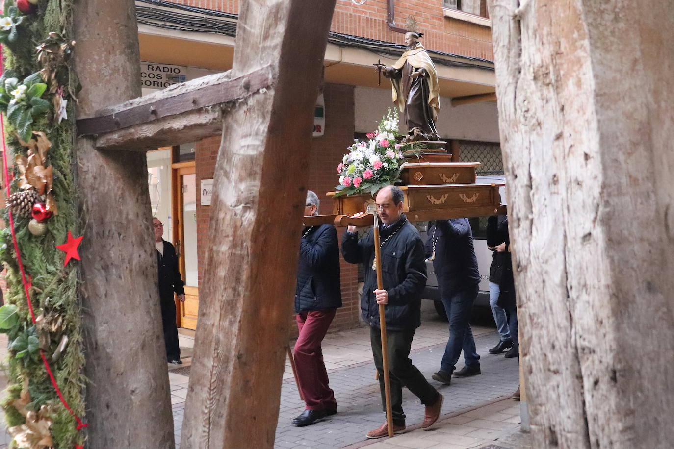 La cofradía de San Juan de la Cruz de Medina de Rioseco ha vuelto a celebrar este domingo la festividad de su santo titular, cuya imagen del siglo XVIII (custodiada en la iglesia del convento del Carmen) salió de nuevo a la calle después de que laprocesión fuera recuperada hace dos años.