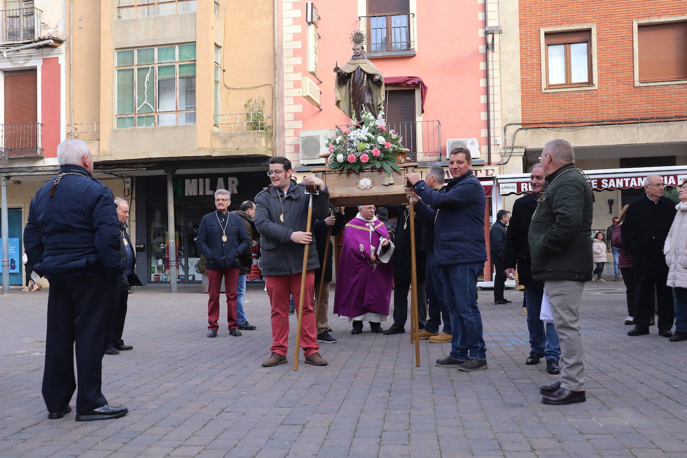 La cofradía de San Juan de la Cruz de Medina de Rioseco ha vuelto a celebrar este domingo la festividad de su santo titular, cuya imagen del siglo XVIII (custodiada en la iglesia del convento del Carmen) salió de nuevo a la calle después de que laprocesión fuera recuperada hace dos años.