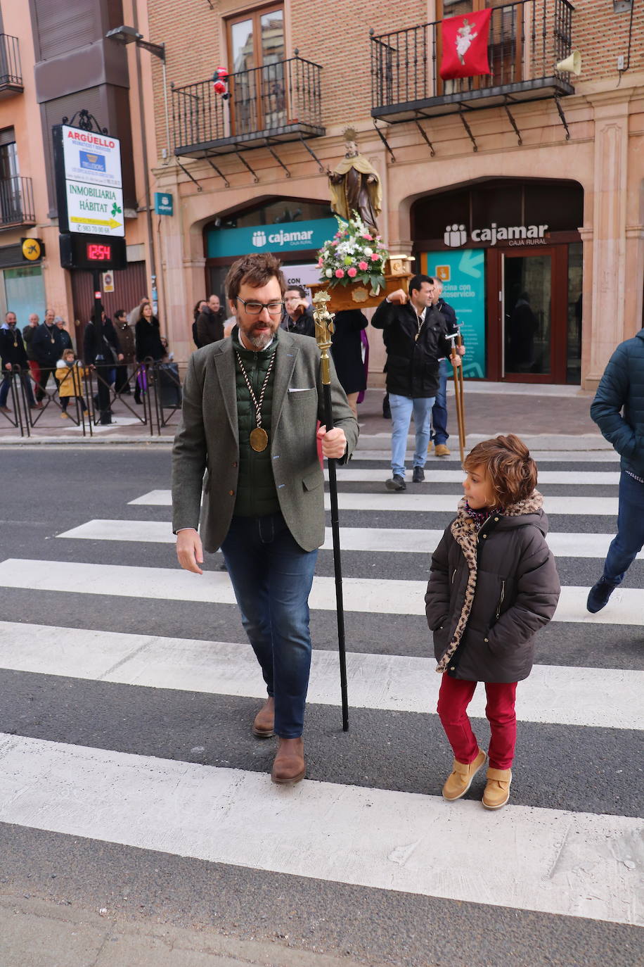 La cofradía de San Juan de la Cruz de Medina de Rioseco ha vuelto a celebrar este domingo la festividad de su santo titular, cuya imagen del siglo XVIII (custodiada en la iglesia del convento del Carmen) salió de nuevo a la calle después de que laprocesión fuera recuperada hace dos años.