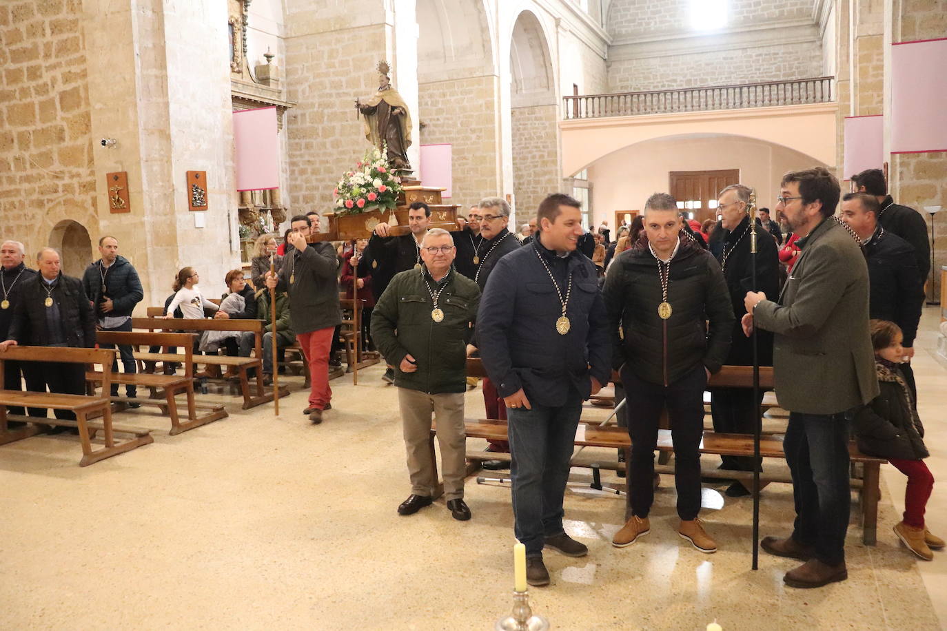 La cofradía de San Juan de la Cruz de Medina de Rioseco ha vuelto a celebrar este domingo la festividad de su santo titular, cuya imagen del siglo XVIII (custodiada en la iglesia del convento del Carmen) salió de nuevo a la calle después de que laprocesión fuera recuperada hace dos años.