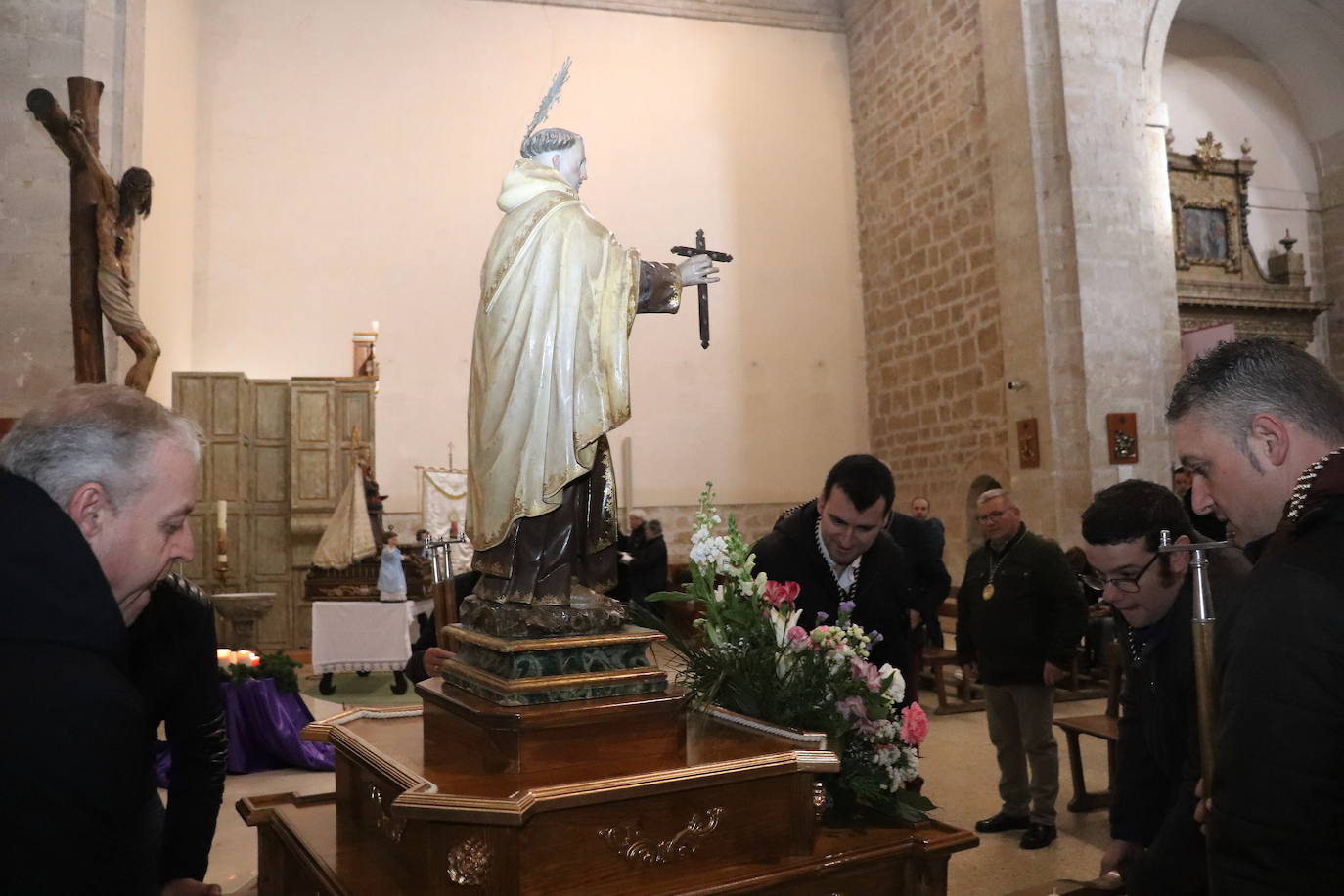 La cofradía de San Juan de la Cruz de Medina de Rioseco ha vuelto a celebrar este domingo la festividad de su santo titular, cuya imagen del siglo XVIII (custodiada en la iglesia del convento del Carmen) salió de nuevo a la calle después de que laprocesión fuera recuperada hace dos años.