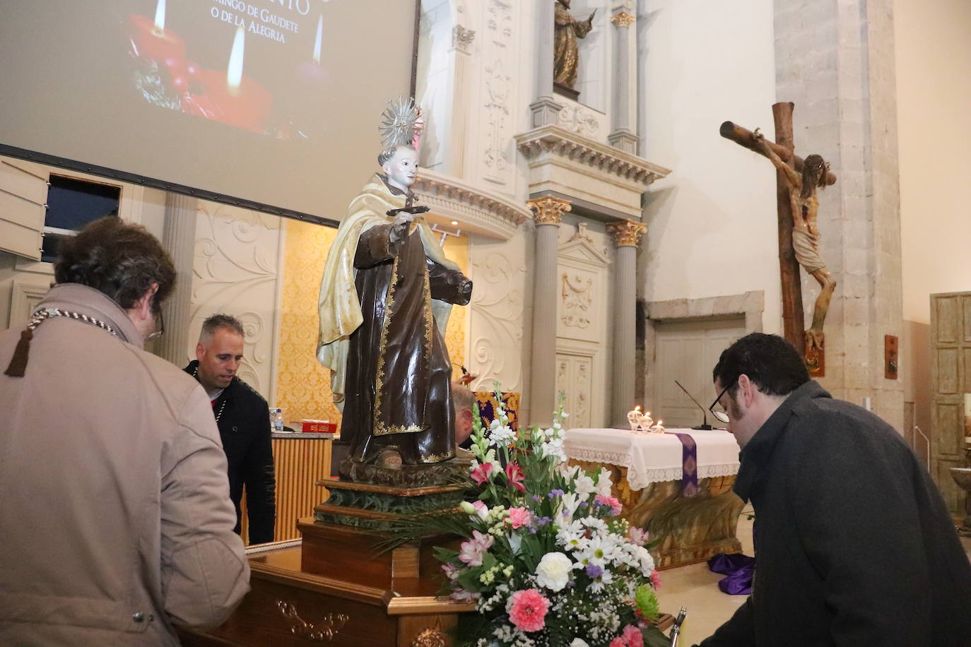 La cofradía de San Juan de la Cruz de Medina de Rioseco ha vuelto a celebrar este domingo la festividad de su santo titular, cuya imagen del siglo XVIII (custodiada en la iglesia del convento del Carmen) salió de nuevo a la calle después de que laprocesión fuera recuperada hace dos años.