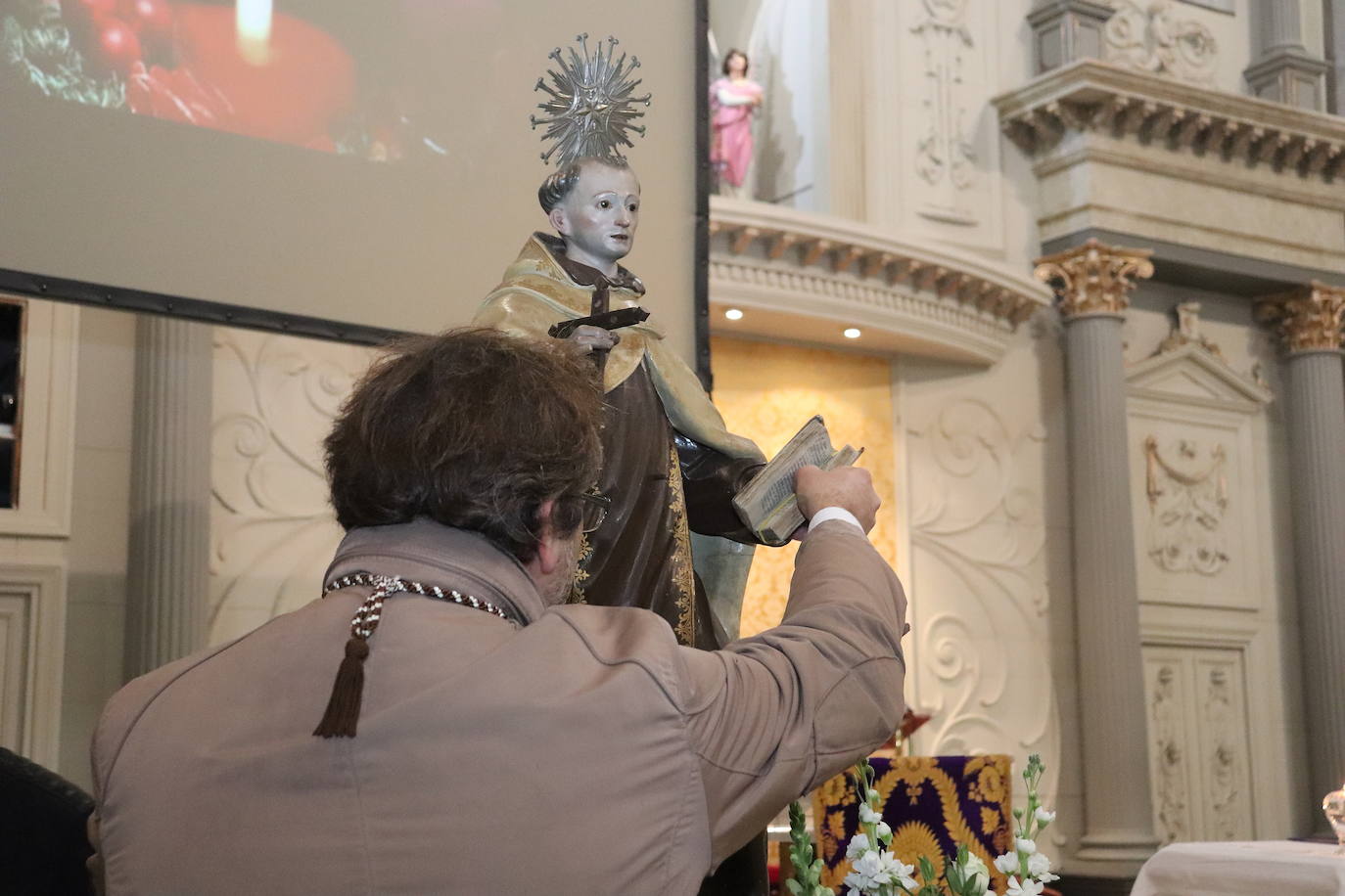La cofradía de San Juan de la Cruz de Medina de Rioseco ha vuelto a celebrar este domingo la festividad de su santo titular, cuya imagen del siglo XVIII (custodiada en la iglesia del convento del Carmen) salió de nuevo a la calle después de que laprocesión fuera recuperada hace dos años.