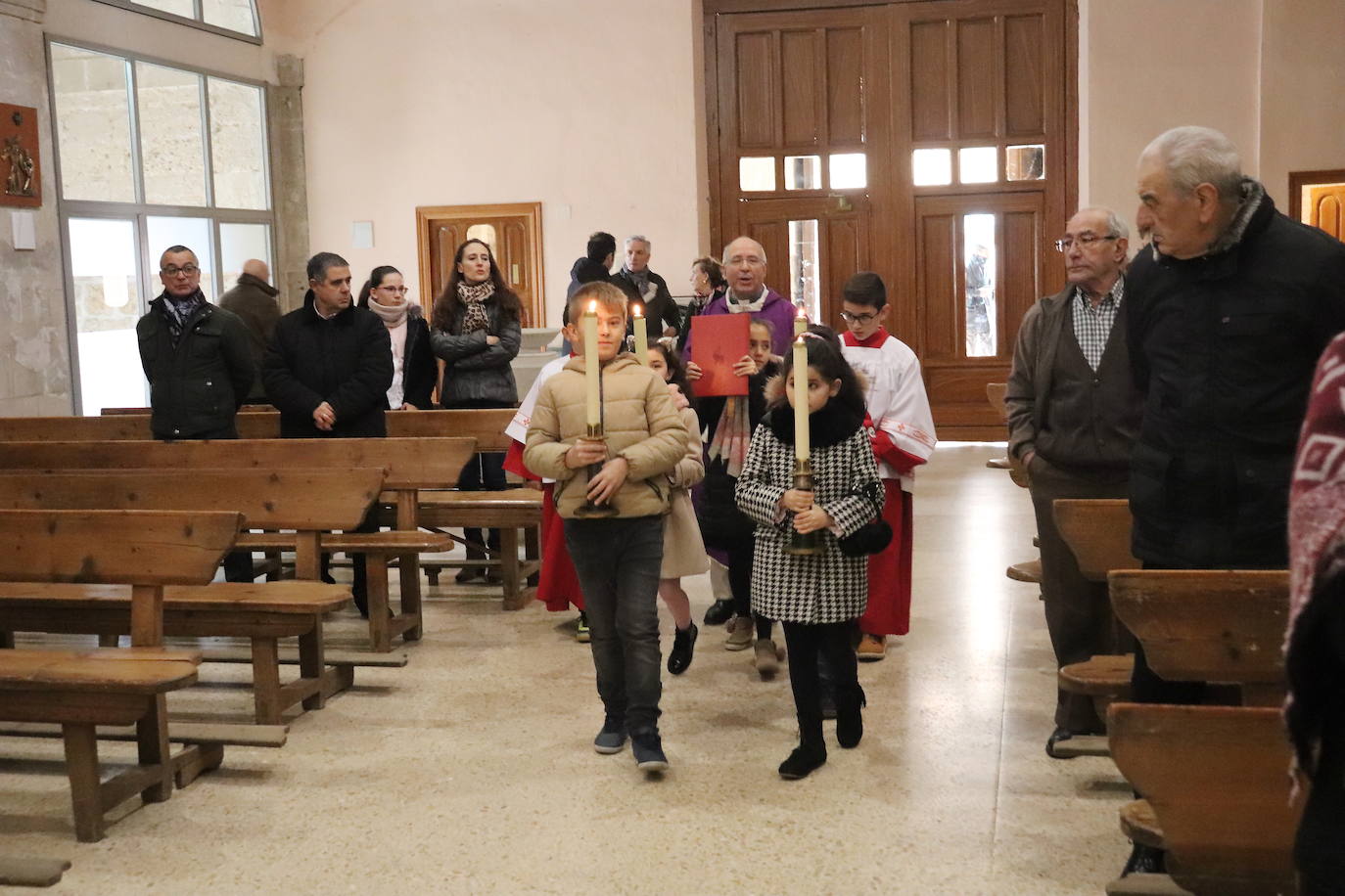 La cofradía de San Juan de la Cruz de Medina de Rioseco ha vuelto a celebrar este domingo la festividad de su santo titular, cuya imagen del siglo XVIII (custodiada en la iglesia del convento del Carmen) salió de nuevo a la calle después de que laprocesión fuera recuperada hace dos años.