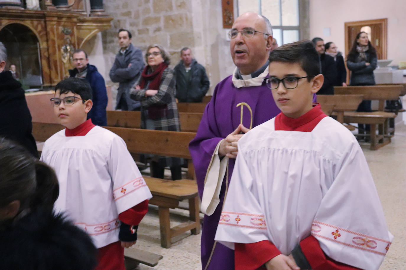 La cofradía de San Juan de la Cruz de Medina de Rioseco ha vuelto a celebrar este domingo la festividad de su santo titular, cuya imagen del siglo XVIII (custodiada en la iglesia del convento del Carmen) salió de nuevo a la calle después de que laprocesión fuera recuperada hace dos años.