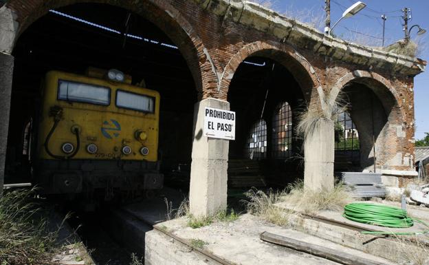 Imagen de archivo del interior del depósito de locomotoras. Adif ya no permite el paso a la zona por «motivos de seguridad». Advierten de que «la zona está peligrosa y con riesgos para el tránsito».