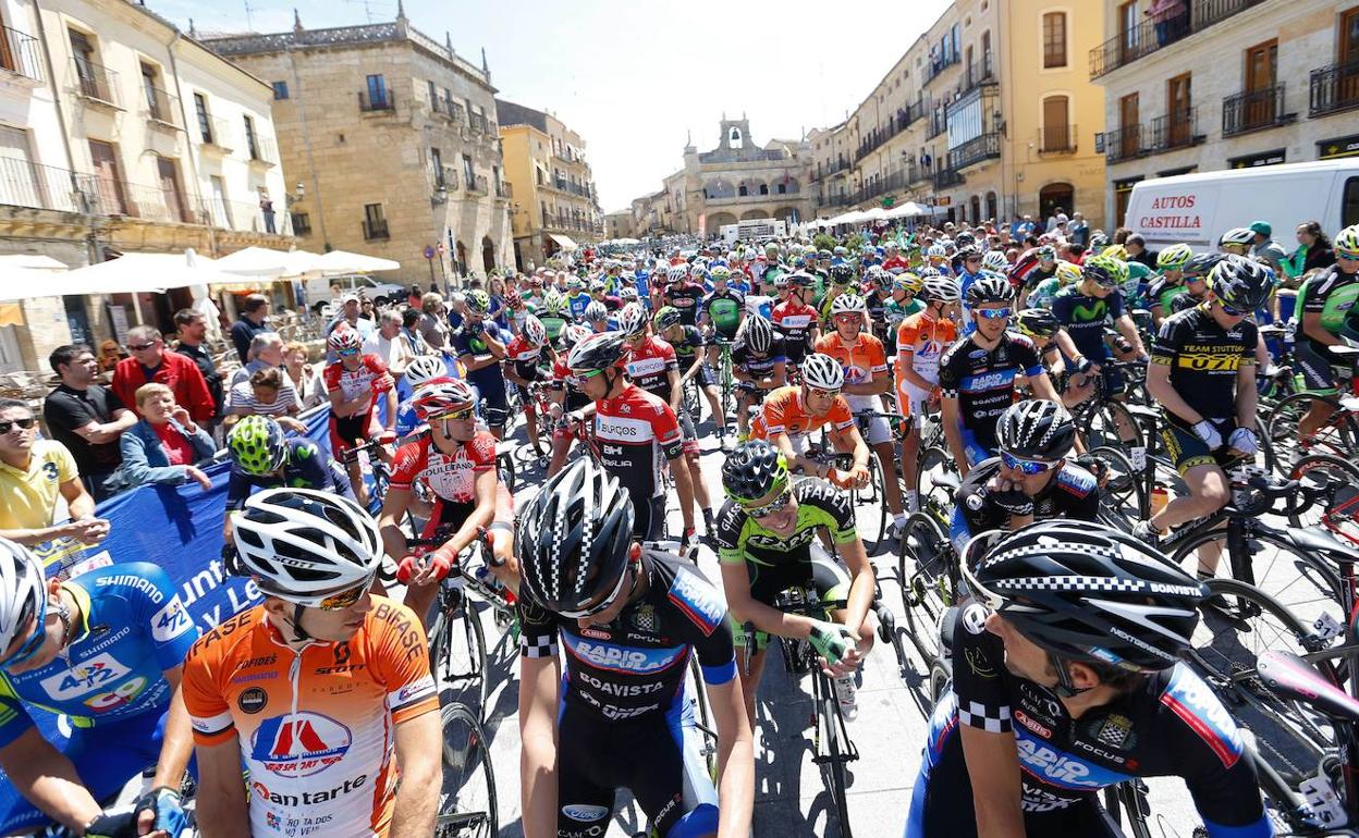 Los corredores, en la plaza de Miróbriga en el inicio de la primera etapa de la Vuelta a Castilla y León de ciclismo en Ciudad Rodrigo EN 2014. 