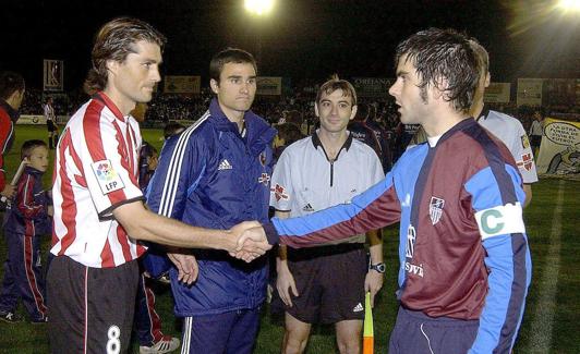 Ramsés, capitán de la Segoviana, estrecha la mano de Julen Guerrero, capitán del Athletic.