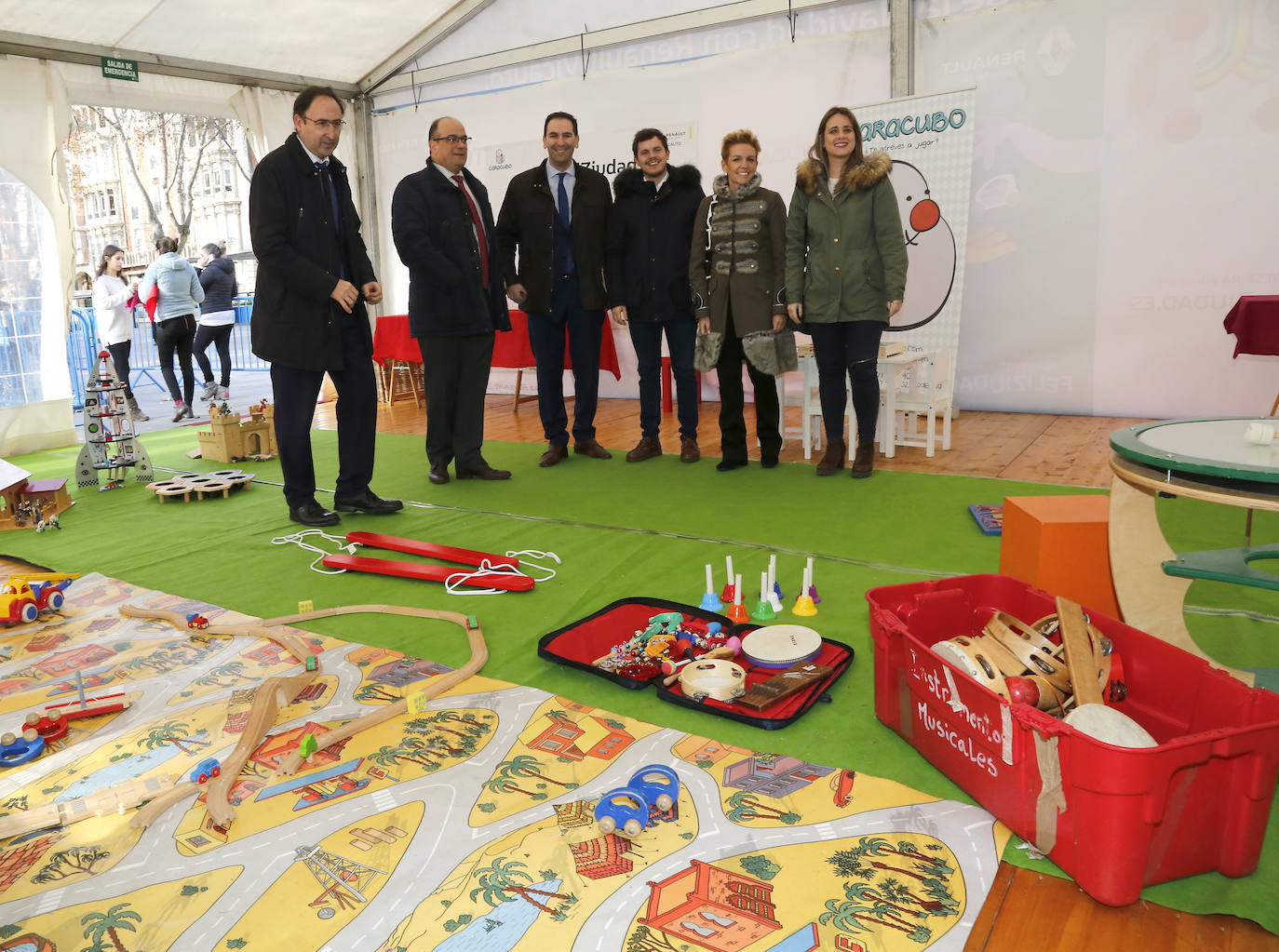 Presentacion de la carpa de Navidad en el Parque del Salón, en Palencia. En la imagen: Alfonso Polanco, Luis Miguel Carcel, Mario Simón, Víctor Torres, Marta Franco y Laura Lombraña.