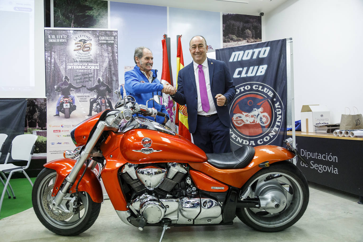 El presidente del moto club ‘La Leyenda Continúa’, Mariano Perellada en la presentación de la Concentración Motorista Invernal 'La leyenda continúa 2020'.