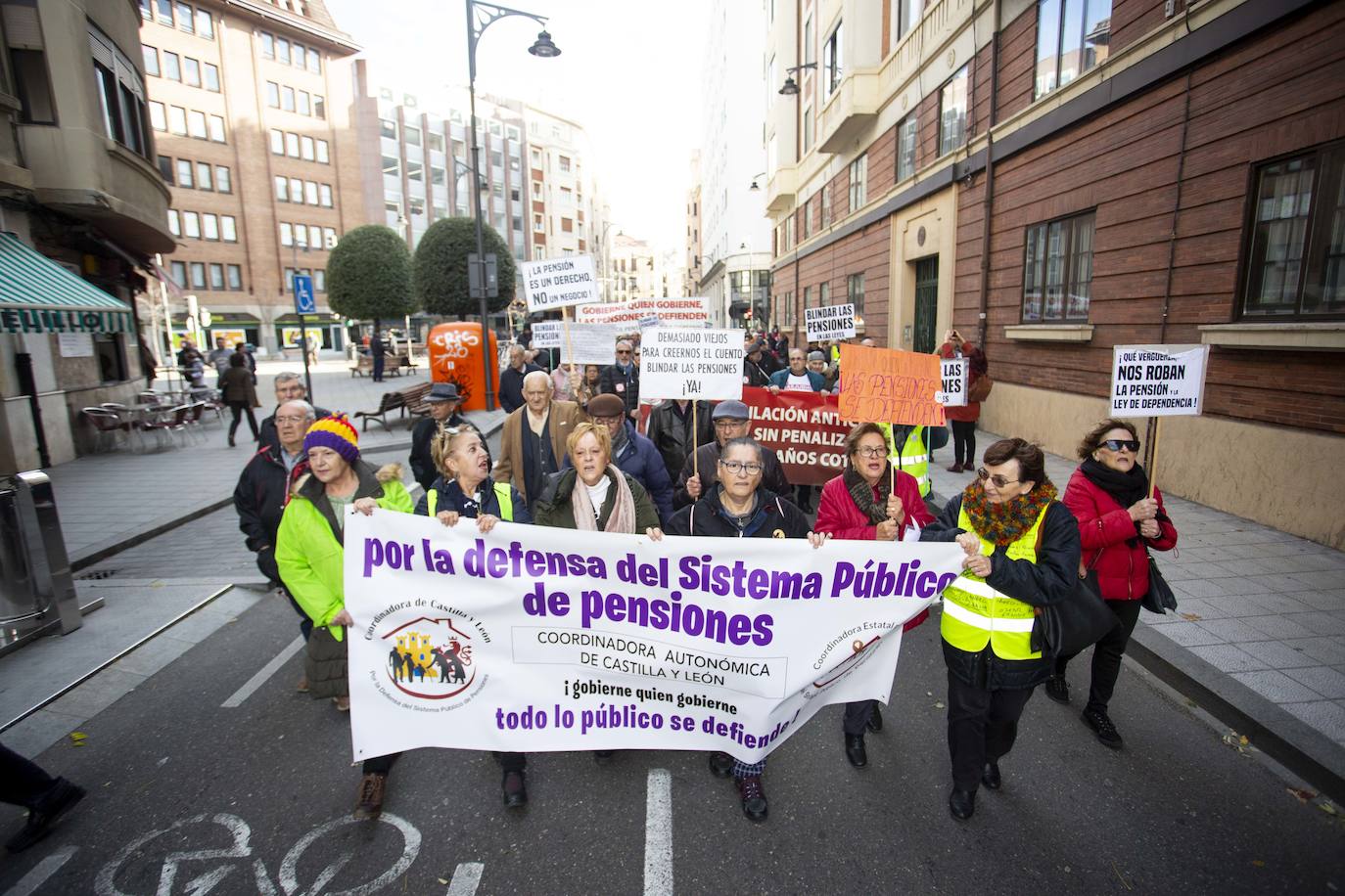Fotos: Manifestación por las pensiones en Valladolid