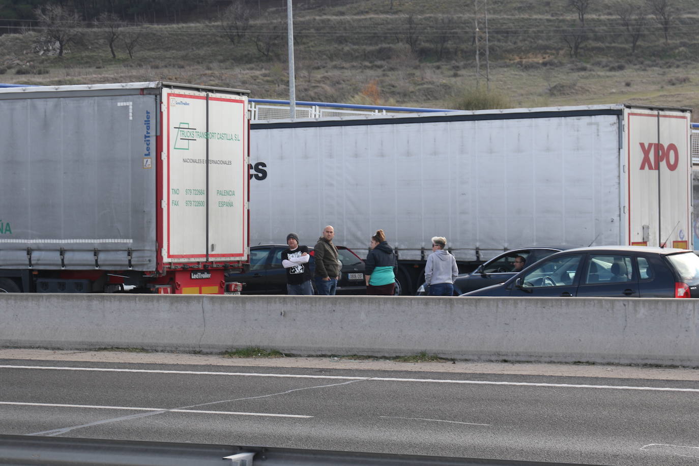 Una torreta ha derribado cables de alta tensión a la altura de la calle Oro, en el Polígono de San Cristóbal de Valladolid y la intervención policial consecuente ha provocado esta mañana cortes y retenciones