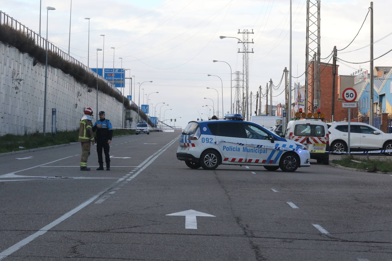 Una torreta ha derribado cables de alta tensión a la altura de la calle Oro, en el Polígono de San Cristóbal de Valladolid y la intervención policial consecuente ha provocado esta mañana cortes y retenciones